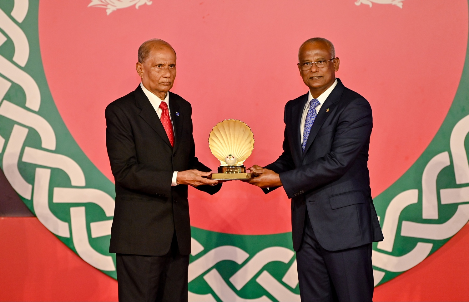 ރައީސް އިބްރާހިމް މުހައްމަދު ސޯލިހް ޝަރަފްވެރިކަމުގެ އިނާމު ލިބިވަޑައިގަތް ބޭފުޅަކަށް ހަނދާނީ ފިލާ އަރުވަނީ -- ފޮޓޯ: ރައީސް އޮފީސް