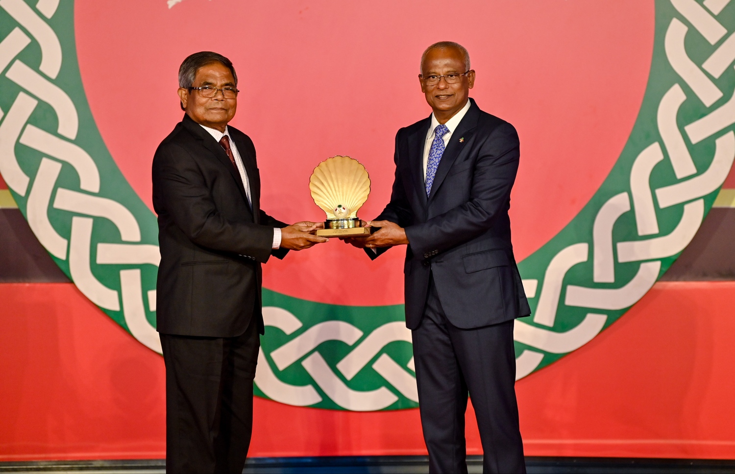 ޝަރަފްވެރިކަމުގެ އިނާމު ލިބިވަޑައިގަތް ބޭފުޅަކަށް ރައީސް އިބްރާހިމް މުހައްމަދު ސޯލިހް ހަނދާނީ ފިލާ އަރުވަނީ -- ފޮޓޯ: ރައީސް އޮފީސް