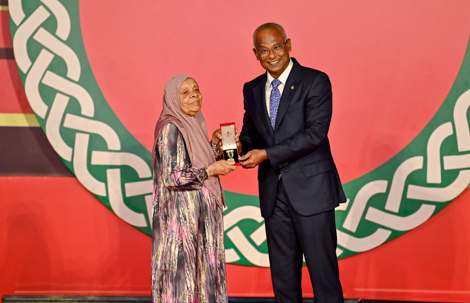 ޝަރަފްވެރިކަމުގެ އިނާމު ލިބިވަޑައިގަތް ބޭކަނބަލަކަށް ރައީސް އިބްރާހިމް މުހައްމަދު ސޯލިހް ހަނދާނީ ފިލާ އަރުވަނީ -- ފޮޓޯ: ރައީސް އޮފީސް