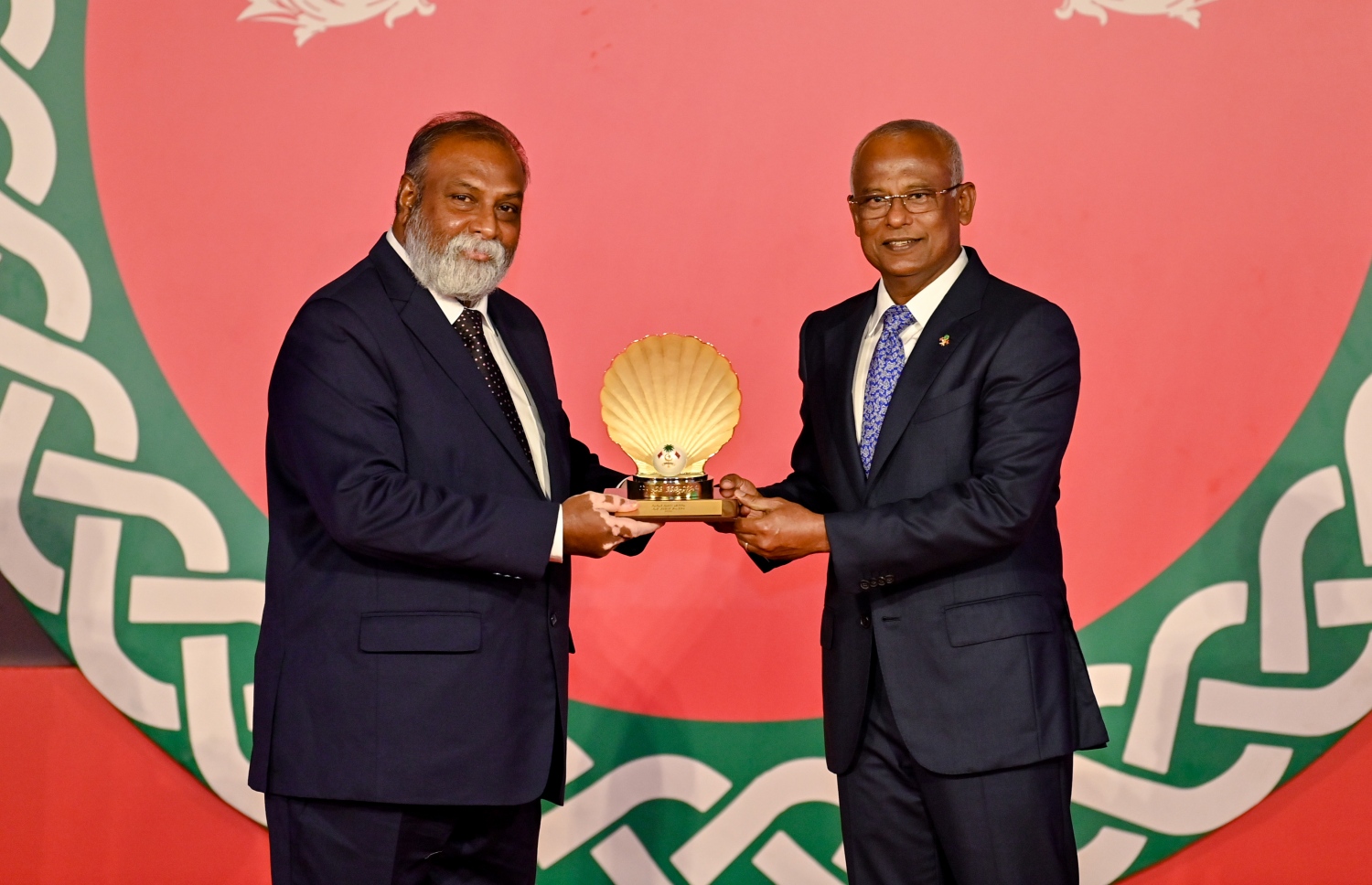 ޝަރަފްވެރިކަމުގެ އިނާމު ލިބިވަޑައިގަތް މުހައްމަދު ޒާހިރު (މީމުޒަވިޔަނި)އަށް ރައީސް އިބްރާހިމް މުހައްމަދު ސޯލިހް ހަނދާނީ ފިލާ ދެއްވަނީ -- ފޮޓޯ: ރައީސް އޮފީސް