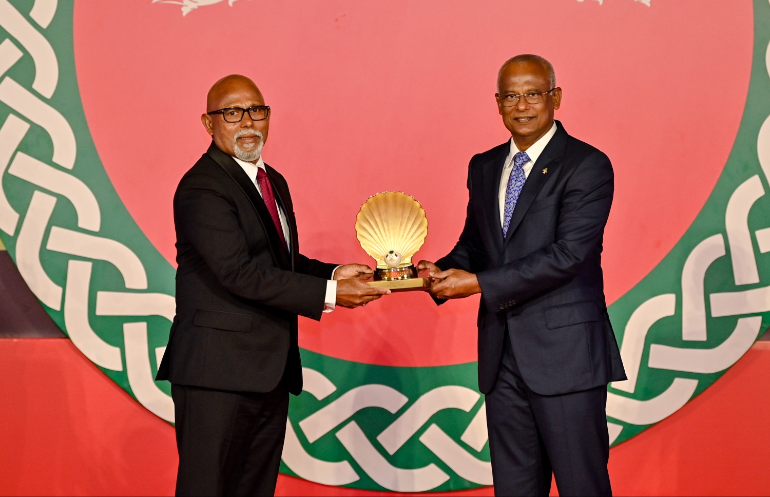 ޝަރަފްވެރިކަމުގެ އިނާމު ލިބިވަޑައިގަތް އަހުމަދު ނާޝިދު (އޭޑީކޭ ނާޝިދު)އަށް ރައީސް އިބްރާހިމް މުހައްމަދު ސޯލިހް ހަނދާނީ ފިލާ ދެއްވަނީ -- ފޮޓޯ: ރައީސް އޮފީސް