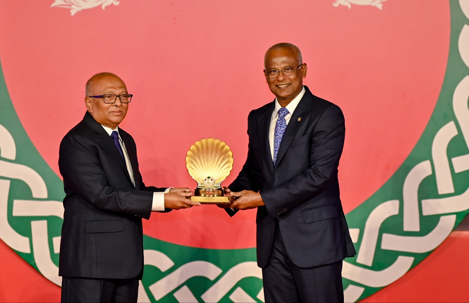 ޝަރަފްވެރިކަމުގެ އިނާމު ލިބިވަޑައިގަތް ޑރ. މުހައްމަދު އަންވަރުއަށް ރައީސް އިބްރާހިމް މުހައްމަދު ސޯލިހް ހަނދާނީ ފިލާ ދެއްވަނީ -- ފޮޓޯ: ރައީސް އޮފީސް