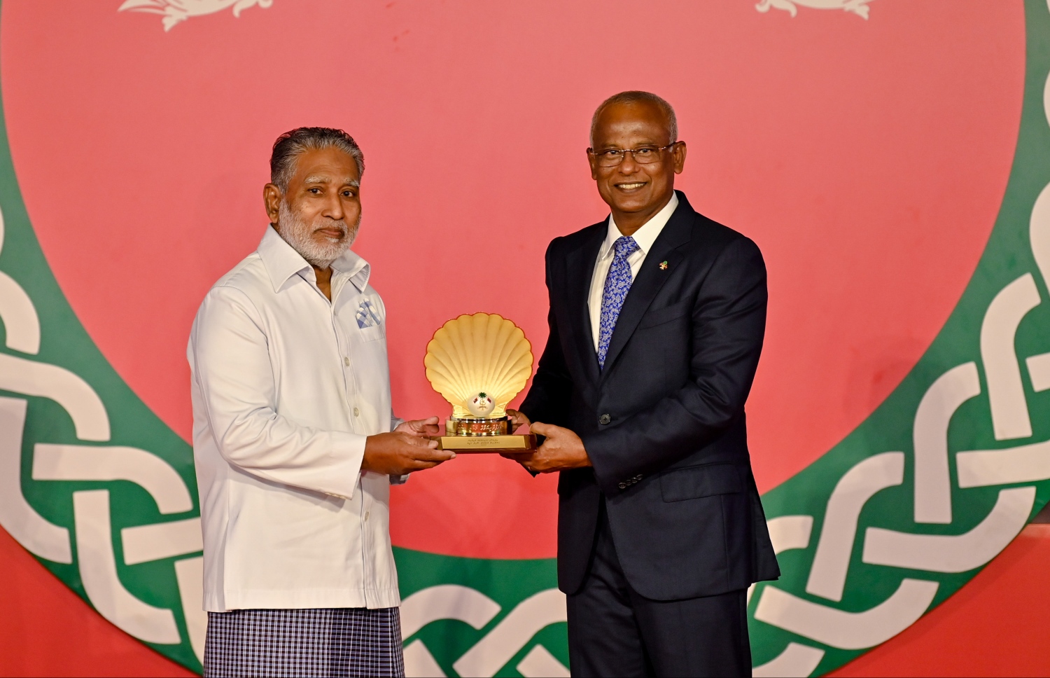 ޝަރަފްވެރިކަމުގެ އިނާމު ލިބިވަޑައިގަތް ބޭފުޅަކަށް ރައީސް އިބްރާހިމް މުހައްމަދު ސޯލިހް ހަނދާނީ ފިލާ އަރުވަނީ -- ފޮޓޯ: ރައީސް އޮފީސް