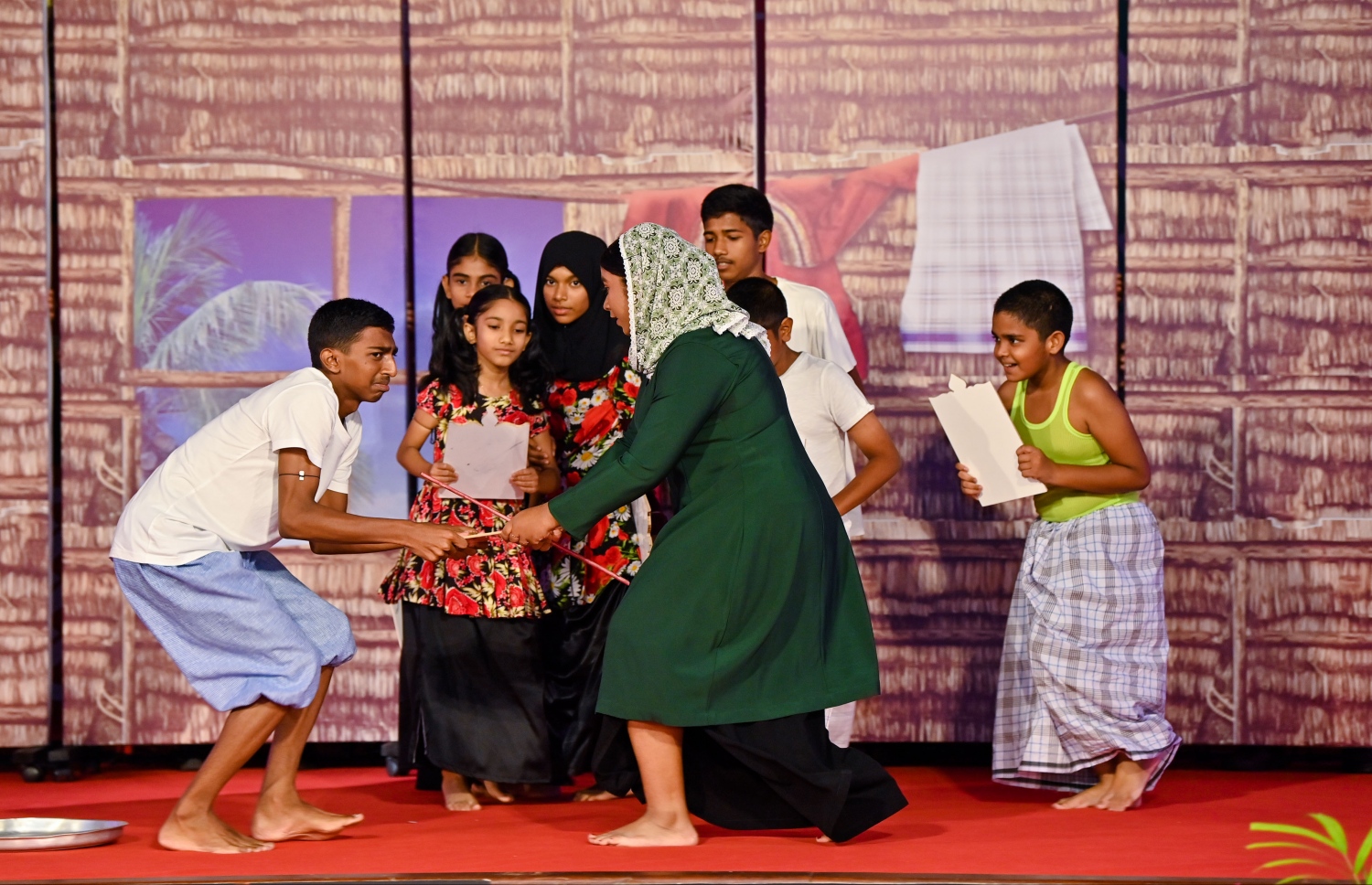 މިއަހަރުގެ ގައުމީ އިނާމު ދިނުމަށް ދަރުބާރުގޭގައި ބޭއްވި ޖަލްސާގައި މުނިފޫހިފިލިވުމުގެ ހަރަކާތެއް ކުރިއަށް ގެންދަނީ -- ފޮޓޯ: ރައީސް އޮފީސް