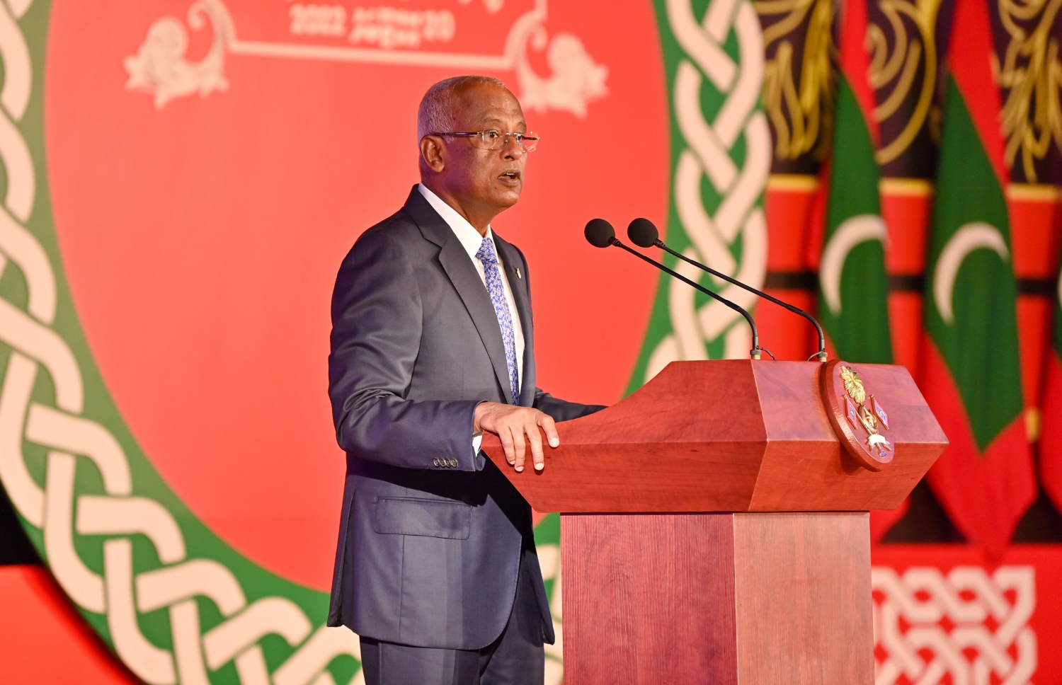 މި އަހަރުގެ ގައުމީ އިނާމު ދިނުމަށް ބޭއްވި ޖަލްސާގައި ރައީސް އިބްރާހިމް މުހައްމަދު ސޯލިހް ވާހަކަފުޅު ދައްކަވަނީ: ފިކުރީ ހަނގުރާމަތަކުން ސަލާމަތްވާން ގައުމިއްޔަތު ދިރުވަންޖެހޭ ކަމަށް ވިދާޅުވި -- ފޮޓޯ: ރައީސް އޮފީސް