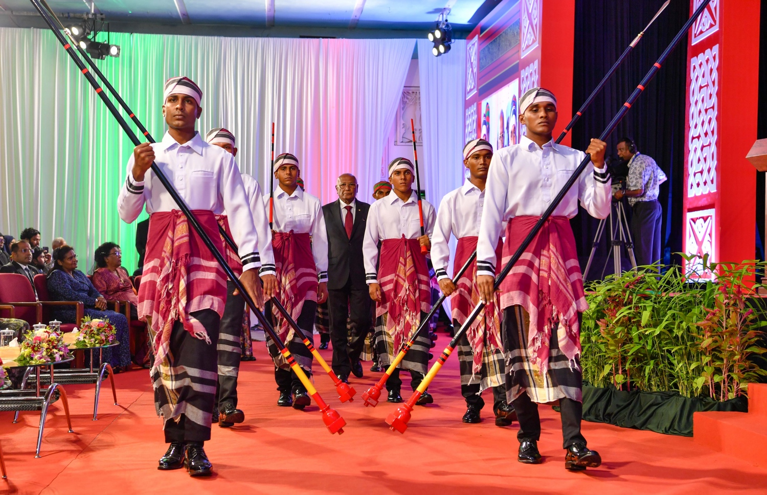 ނިޝާން މުލީގޭ ޝަރަފުގެ އިއްޒަތް ހާސިލް ކުރެއްވި މިހާރުގެ ހެލްތު މިނިސްޓަރު އަހުމަދު ނަސީމް ރަސްމީ އިއްޒަތުގައި ސްޓޭޖަށް އަރަނީ -- ފޮޓޯ: ރައީސް އޮފީސް