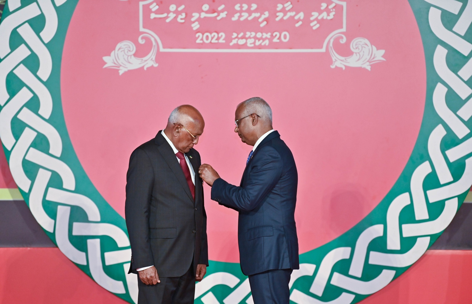 ރައީސް އިބްރާހިމް މުހައްމަދު ސޯލިހް ނިޝާން މުލީގޭ ޝަރަފުގެ އިއްޒަތް ހާސިލް ކުރެއްވި މިހާރުގެ ހެލްތު މިނިސްޓަރު އަހުމަދު ނަސީމްއަށް އިއްޒަތް އަރުވަނީ  -- ފޮޓޯ: ރައީސް އޮފީސް