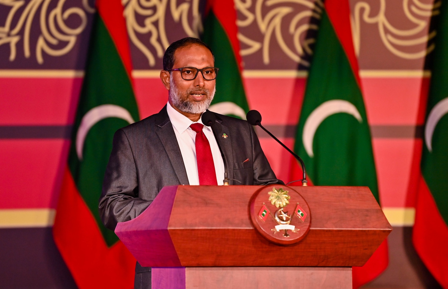 މި އަހަރުގެ ގައުމީ އިނާމު ދިނުމަށް ބޭއްވި ޖަލްސާގައި ހޯމް މިނިސްޓަރު އިމްރާން އަބްދުﷲ ވާހަކަފުޅު ދައްކަވަނީ -- ފޮޓޯ: ރައީސް އޮފީސް