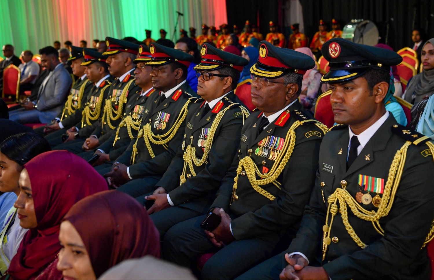 ސިފައިންގެ ބައެއް އިސްވެރިން ރޭ ބޭއްވި ގައުމީ އިނާމު ދިނުމުގެ ޖަލްސާގައި ބައިވެރިވަނީ -- ފޮޓޯ: ރައީސް އޮފީސް