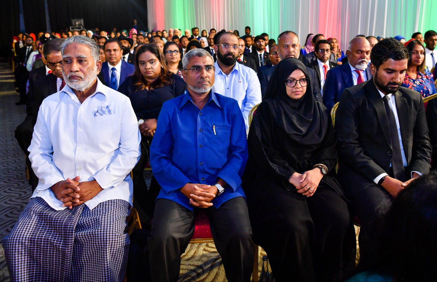 ގައުމީ އިނާމް ދިނުމަށް ބޭއްވި ޖަލްސާގައި ޝަރަފުވެރިކަމުގެ ގައުމީ އިނާމު ހާސިލް ކުރެއްވި ބައެއް ބޭފުޅުން ބައިވެރިވަނީ -- ފޮޓޯ: ރައީސް އޮފީސް