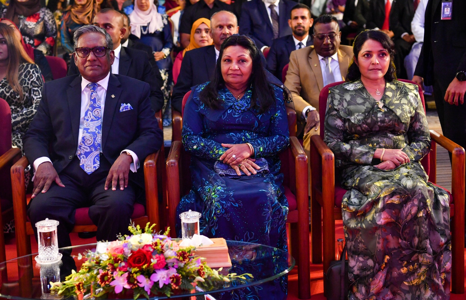 ގައުމީ އިނާމު ދިނުމަށް ދަރުބާރުގޭގައި ބޭއްވި ޖަލްސާގައި ކުރިން ރައީސްކަން ކުރެއްވި ޑރ. މުހައްމަދު ވަހީދު ހަސަން އާއި އަނބިކަނބަލުން އިލްހާމް ހުސައިން ބައިވެރިވަނީ -- ފޮޓޯ: ރައީސް އޮފީސް