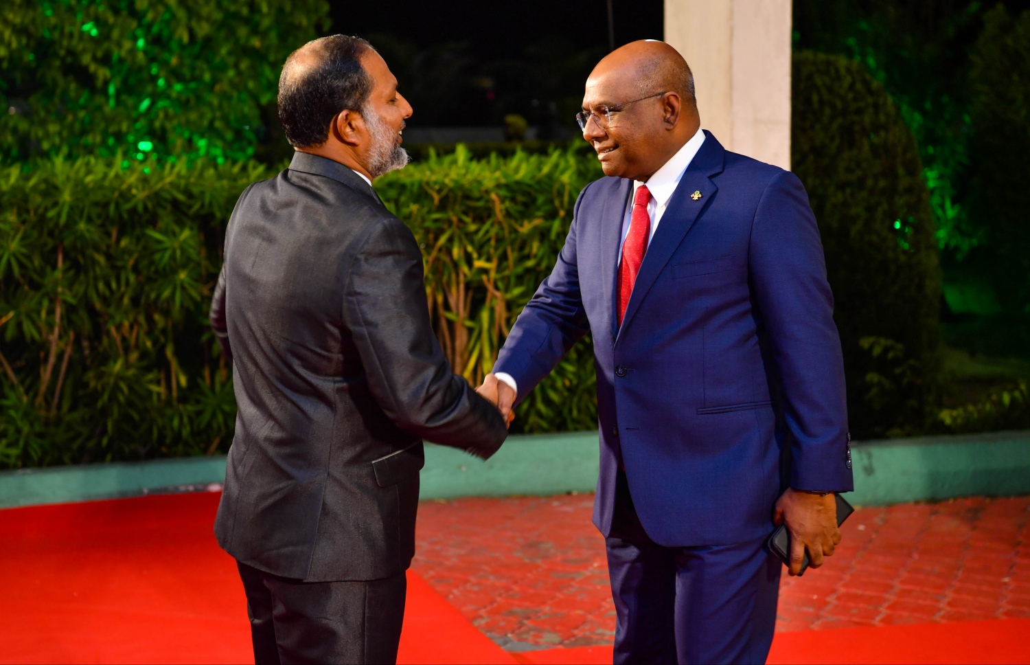 ގައިމީ އިނާމް ދިނުމުގެ ޖަލްސާ އަށް ވަޑައިގެންނެވި ފޮރިން މިނިސްޓަރު އަބްދުﷲ ޝާހިދުއަށް ހޯމް މިނިސްޓަރު އިމްރާން އަބްދުﷲ މަރުހަބާ ކިޔަނީ -- ފޮޓޯ: ރައީސް އޮފީސް