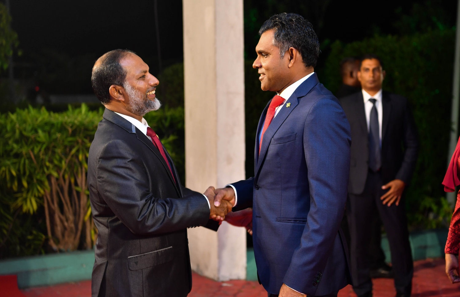 ގައިމީ އިނާމް ދިނުމުގެ ޖަލްސާ ވަޑައިގެންނެވި ނައިބް ރައީސް ފައިސަލް ނަސީމްއަށް ހޯމް މިނިސްޓަރު އިމްރާން އަބްދުﷲ މަރުހަބާ ކިޔަނީ -- ފޮޓޯ: ރައީސް އޮފީސް