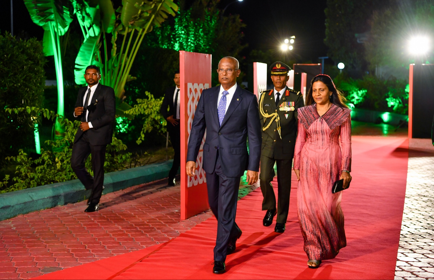 ދަރުބާރުގޭގައި ބޭއްވި ގައުމީ އިނާމް ދިނުމުގެ ޖަލްސާއަށް ރައީސް އިބްރާހިމް މުހައްމަދު ސޯލިހް އާއި އަނބިކަނބަލުން ފަޒްނާ އަހުމަދު ވަދެވަޑައިގަންނަވަނީ -- ފޮޓޯ: ރައީސް އޮފީސް