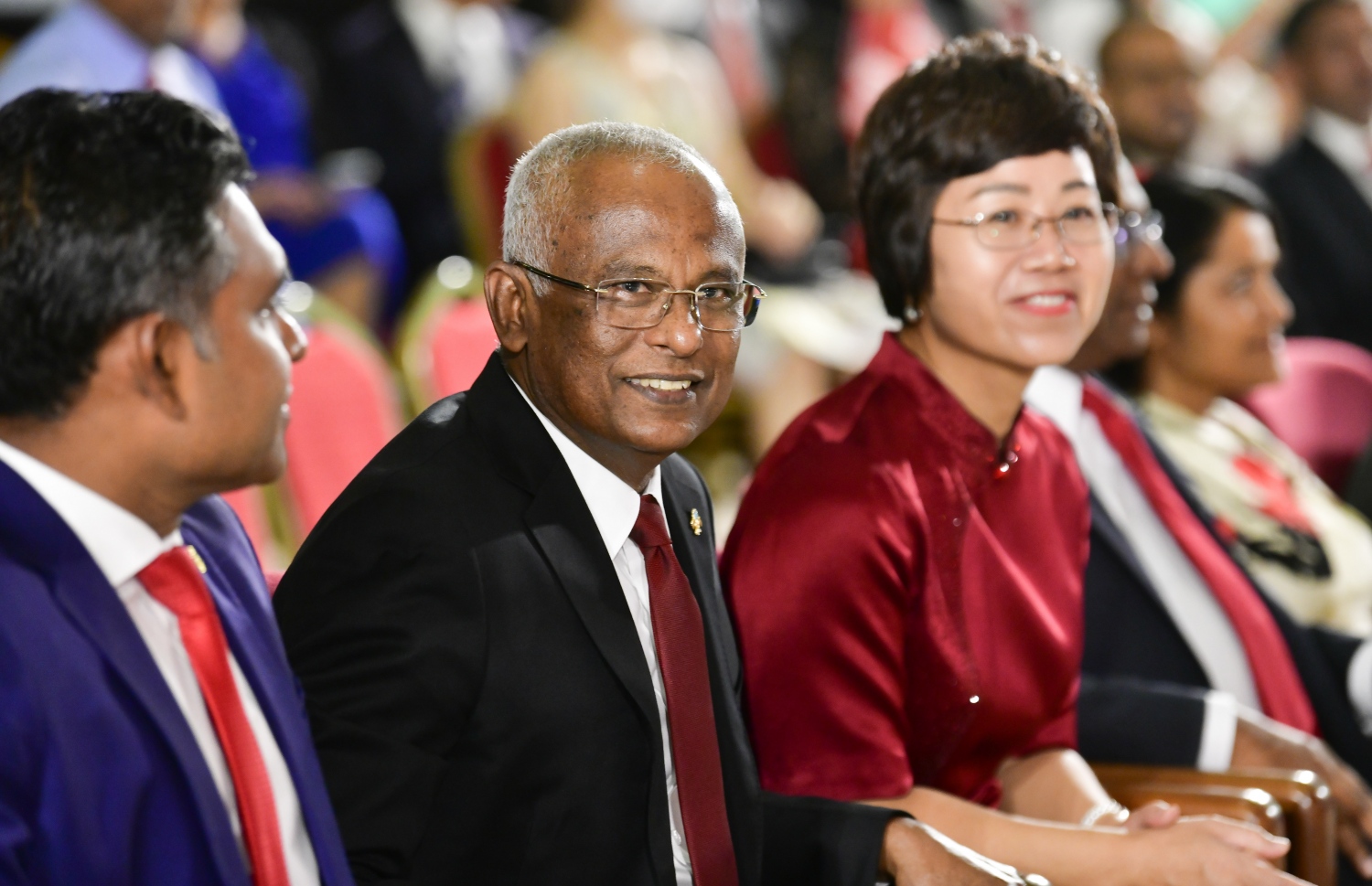 ރާއްޖެ އާއި ޗައިނާގެ ގުޅުމަށް 50 އަހަރު ފުރުން ފާހަގަކުރުމުށް ދަރުބާރުގޭގައި ބޭއްވި ހާއްސަ ރަސްމިއްޔާތުގައި ރައީސް އިބްރާހިމް މުހައްމަދު ސޯލިހު ބައިވެރިވެވަޑައިގަންނަވަނީ.-- ފޮޓޯ: ނިޝާން އަލީ | މިހާރު