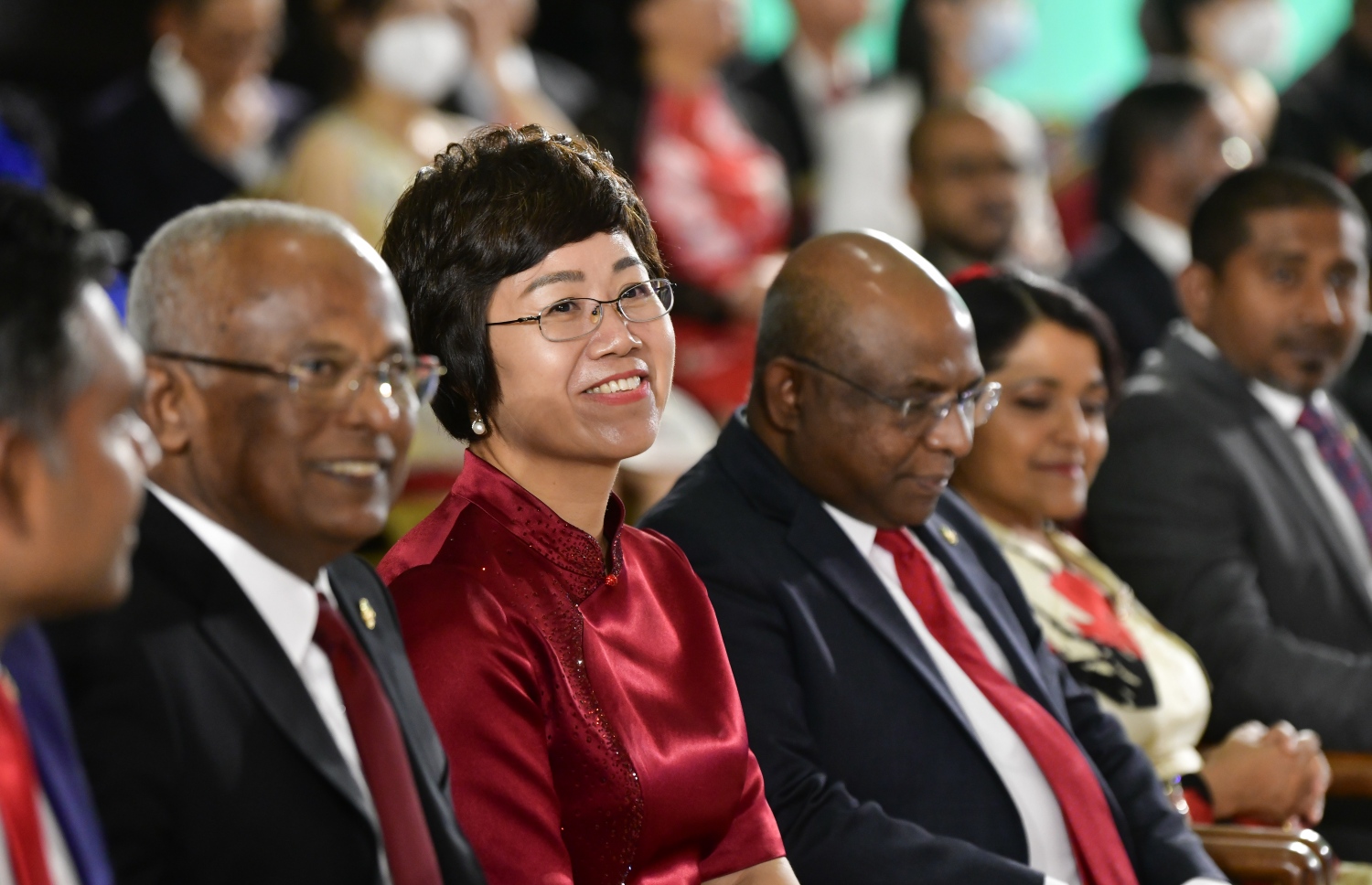 ރާއްޖޭގައި ހުންނަވާ ޗައިނާގެ ސަފީރު ވަންގް ލިޝިން، ދެ ގައުމުގެ ގުޅުމަށް 50 އަހަރު ފުރުމުގެ މުނާސަބަތުގައި ބޭއްވި ހާއްސަ ޖަލްސާގައި ބައިވެރިވެވަޑައިގަންނަވަނީ: ރާއްޖޭގެ އިޖުތިމާއީ އަދި އުމްރާނީ ތަރައްގީ އަށް ޗައިނާ އިން ވެދީފައިވާ އެހީތެރިކަން އެ ކަމަނާ ފާހަގަކުރެއްވި.-- ފޮޓޯ: ނިޝާން އަލީ | މިހާރު