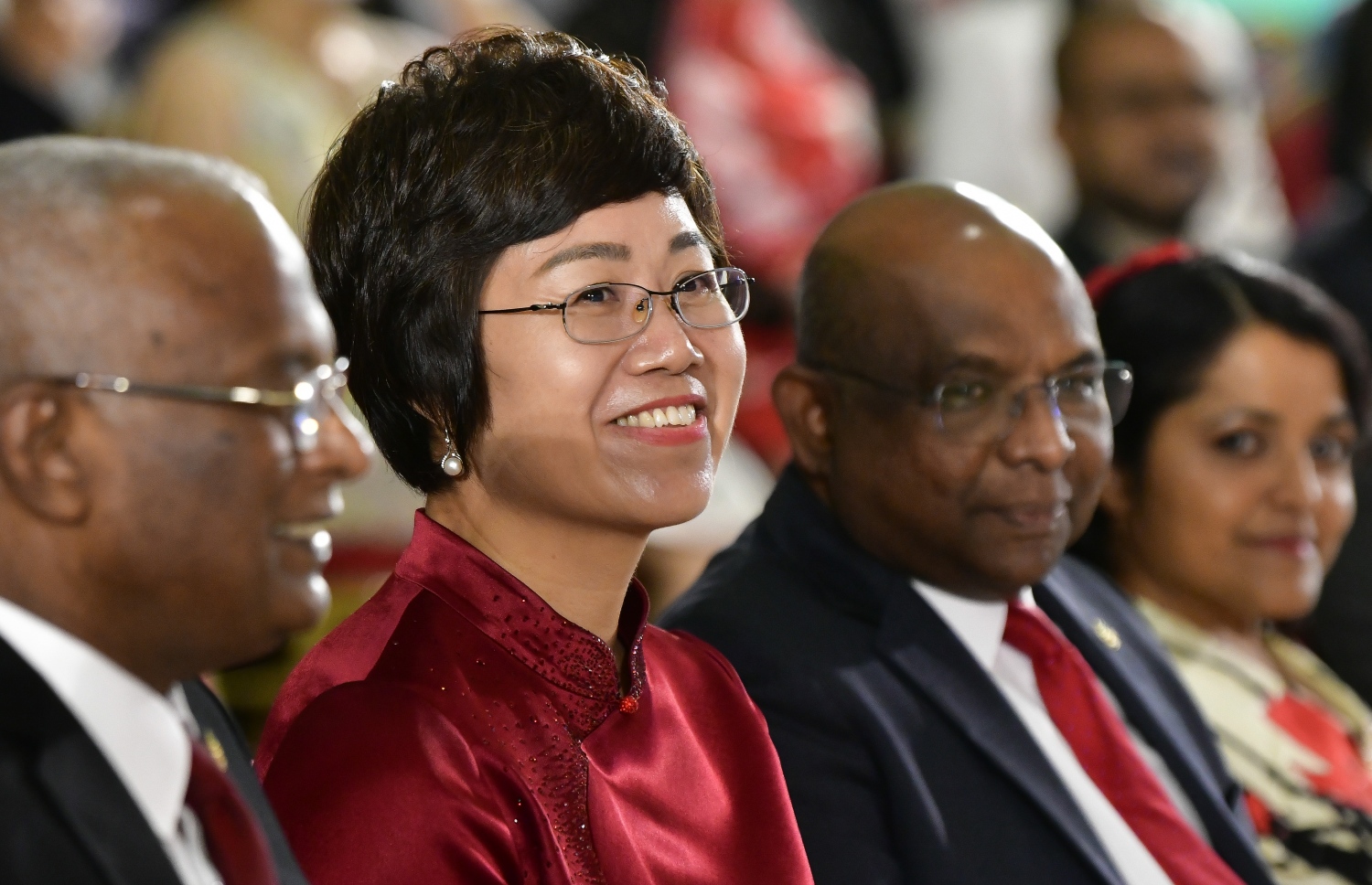 ރާއްޖޭގައި ހުންނަވާ ޗައިނާގެ ސަފީރު ވަންގް ލިޝިން، ދެ ގައުމުގެ ގުޅުމަށް 50 އަހަރު ފުރުމުގެ މުނާސަބަތުގައި ބޭއްވި ހާއްސަ ޖަލްސާގައި ބައިވެރިވެވަޑައިގަންނަވަނީ: ރާއްޖޭގެ އިޖުތިމާއީ އަދި އުމްރާނީ ތަރައްގީ އަށް ޗައިނާ އިން ވެދީފައިވާ އެހީތެރިކަން އެ ކަމަނާ ފާހަގަކުރެއްވި.-- ފޮޓޯ: ނިޝާން އަލީ | މިހާރު