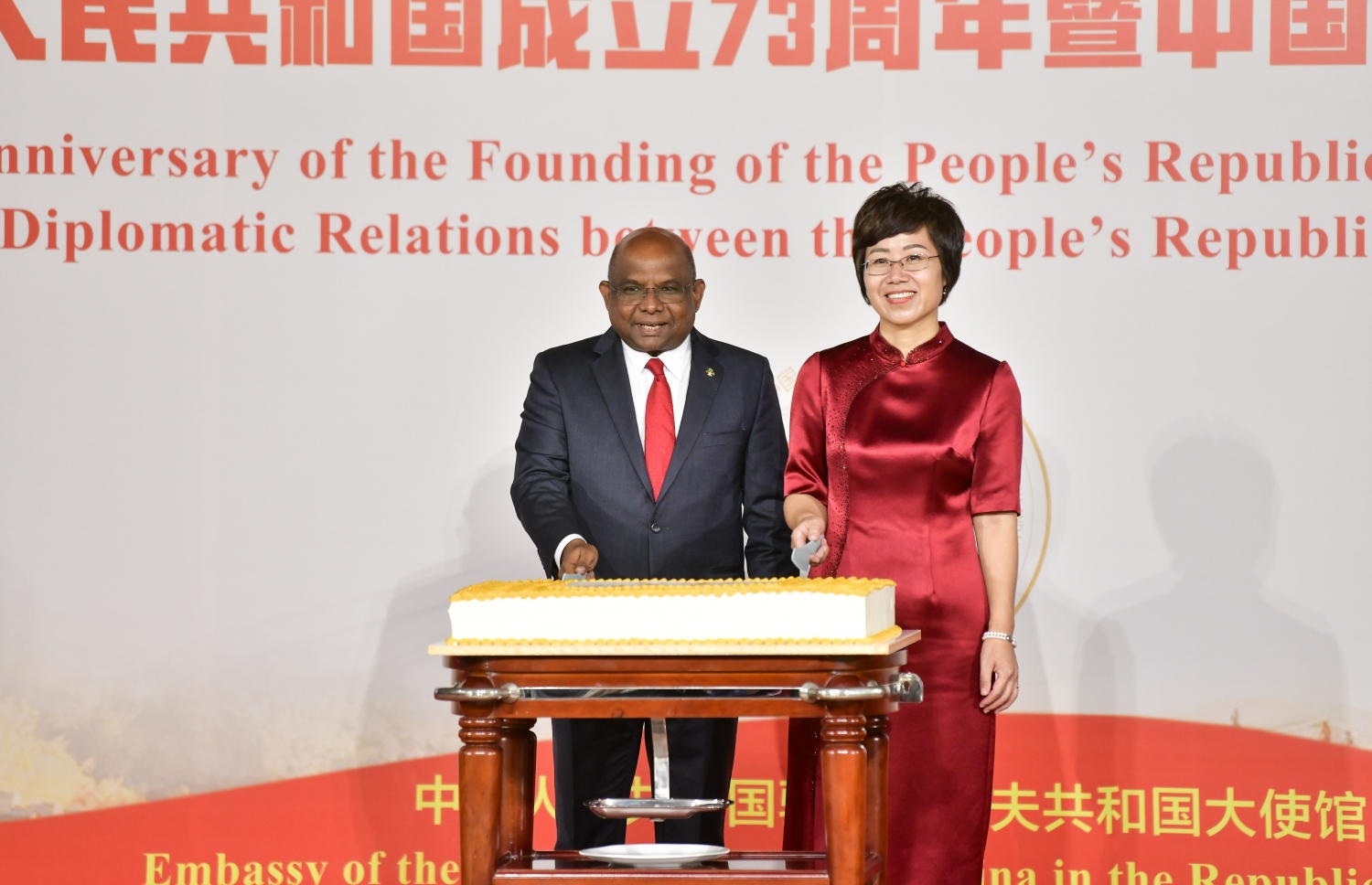 ރާއްޖެ އާއި ޗައިނާގެ ގުޅުމަށް 50 އަހަރު ފުރުން ފާހަގަކުރުމުށް ދަރުބާރުގޭގައި ބޭއްވި ރަސްމިއްޔާތުގައި ފޮރިން މިނިސްޓަރު އަބްދުﷲ ޝާހިދާއި ޗައިނާ އިން ރާއްޖެ އަށް ކަނޑައަޅާފައި ހުންނަ ސަފީރު ވަންގް ލިޝިން އަހަރީ ދުވަހުގެ ކޭކު ފަޅުއްވަނީ.-- ފޮޓޯ: ނިޝާން އަލީ | މިހާރު