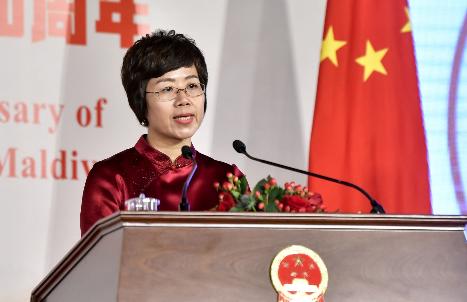 ރާއްޖޭގައި ހުންނަވާ ޗައިނާގެ ސަފީރު ވަންގް ލިޝިން، ދެ ގައުމުގެ ގުޅުމަށް 50 އަހަރު ފުރުމުގެ މުނާސަބަތުގައި ބޭއްވި ހާއްސަ ޖަލްސާގައި ވާހަކަ ދައްކަވަނީ: ރާއްޖޭގެ އިޖުތިމާއީ އަދި އުމްރާނީ ތަރައްގީ އަށް ޗައިނާއިން ވެދީފައިވާ އެހީތެރިކަން އެ ކަމަނާ ފާހަގަކުރެއްވި.-- ފޮޓޯ: ނިޝާން އަލީ | މިހާރު