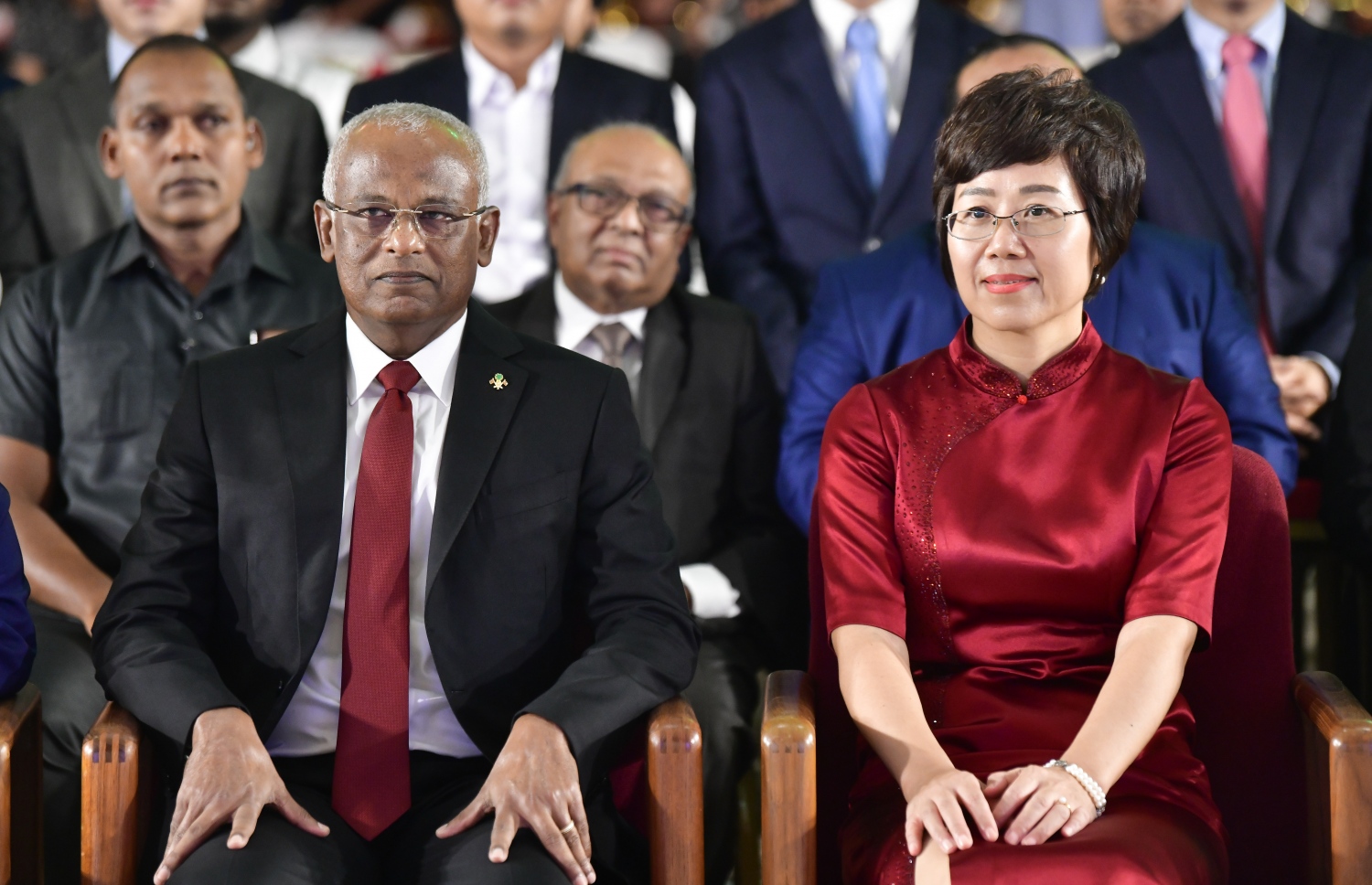 ރާއްޖެ އާއި ޗައިނާގެ ގުޅުމަށް 50 އަހަރު ފުރުން ފާހަގަކުރުމުށް ދަރުބާރުގޭގައި ބޭއްވި ހާއްސަ ރަސްމިއްޔާތުގައި ރައީސް އިބްރާހިމް މުހައްމަދު ސޯލިހާއި ޗައިނާ އިން ރާއްޖެ އަށް ކަނޑައަޅާފައި ހުންނަ ސަފީރު ވަންގް ލިޝިން ބައިވެރިވެވަޑައިގަންނަވަނީ.-- ފޮޓޯ: ނިޝާން އަލީ | މިހާރު