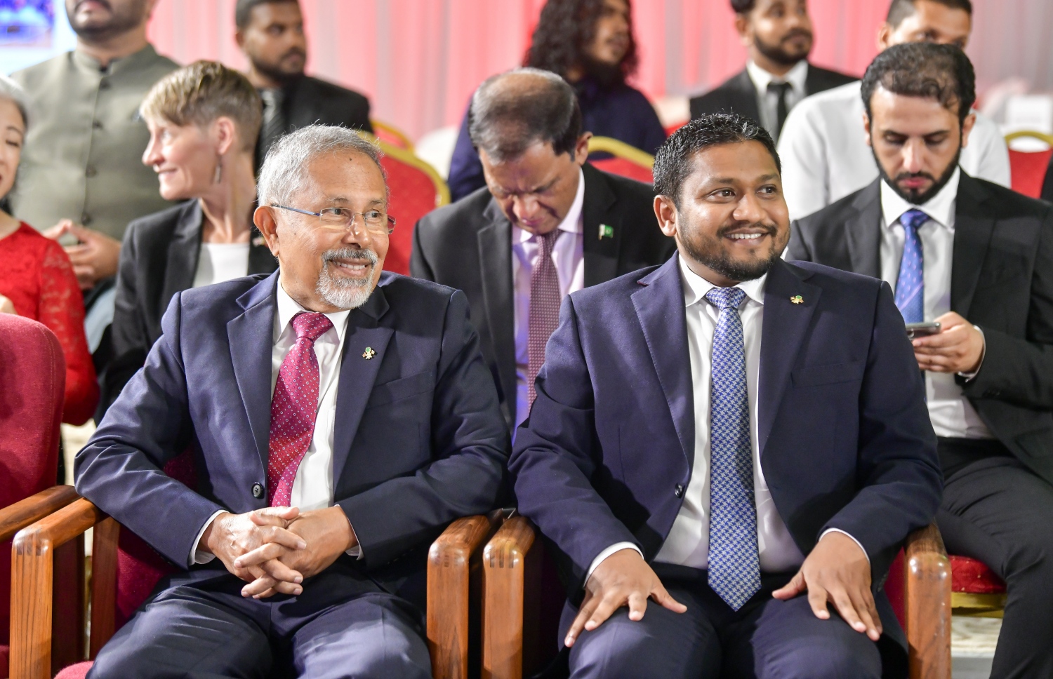 ރާއްޖެ-ޗައިނާގެ ގުޅުމަށް 50 އަހަރު ފުރުން ފާހަގަކުރުމަށް ބޭއްވި ރަސްމިއްޔާތުގައި، ރައީސް އޮފީހުގެ މިނިސްޓަރު ޑރ. މުސްތަފާ ލުތުފީ (ވ) އާއި ރައީސް އޮފީހުގެ ޗީފް އޮފް ސްޓާފް އަލީ ޒާހިރު ބައިވެރިވެވަޑައިގަންނަވަނީ.--- ފޮޓޯ: ނިޝާން އަލީ | މިހާރު