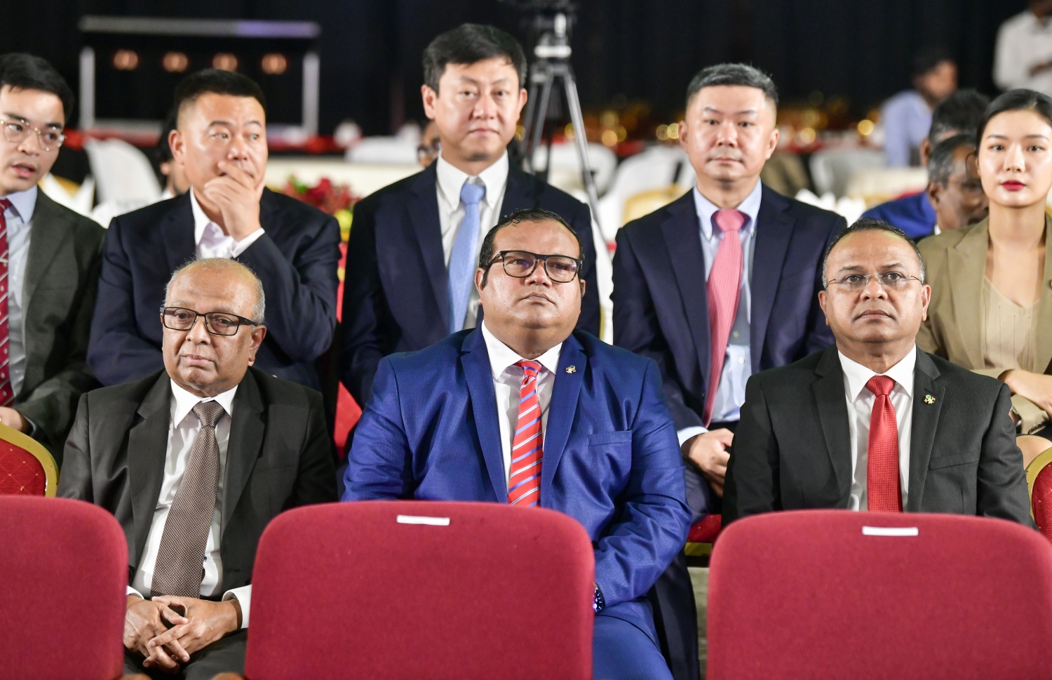 ރާއްޖެ އާއި ޗައިނާގެ ގުޅުމަށް 50 އަހަރު ފުރުން ފާހަގަކުރުމުށް ދަރުބާރުގޭގައި ބޭއްވި ހާއްސަ ރަސްމިއްޔާތުގައި ބައިވެރިވެވަޑައިގެންނެވި ބައެއް ބޭފުޅުން.-- ފޮޓޯ: ނިޝާން އަލީ | މިހާރު