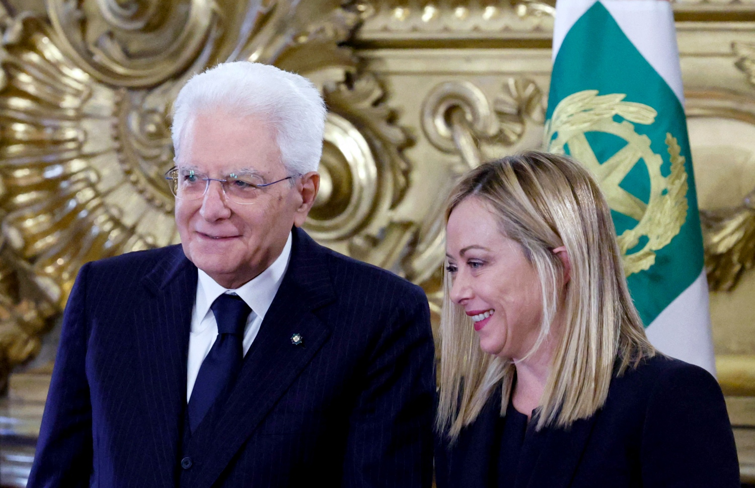 އޮކްޓޫބަރ 22، 2022: އިޓަލީގެ އާ ބޮޑުވަޒީރުގެ މަގާމަށް އެ ގައުމުގެ ގާނޫނު ހަދާ މަޖިލީހުން އިންތިޚާބު ކުރި ޖިއޯޖިއާ މެލޯނީ، މަގާމުގެ ހުވައި ކުރެއްވުމަށް ފަހު، އިޓަލީގެ ރައީސް ސާޖިއޯ މަޓަރެއްލާގެ އަރިހުގައި. --އޭއެފްޕީ