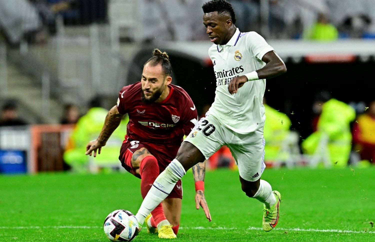 ސެވިއްޔާއާ ދެކޮޅަށް ކުޅުނު މެޗުގައި ވިނީޥިއުސް ޖޫނިއާ ބޯޅަ ހިފައިގެން ކުރިއަށް ދަނީ، އޭނާ ވަނީ ރެއާލުން މެޗުގައި ދެ ފަހަރަށް ލީޑު ނަގަން ވެސް އެހީ ވެފައި. -- ފޮޓޯ: އޭއެފްޕީ