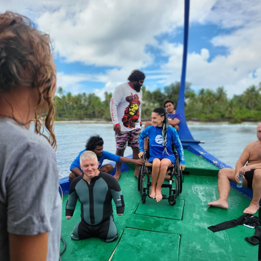 ހާއްސަ އެހީ އަށް ބޭނުންވާ ރަޝިއާގެ ޑައިވަރުން ފުވައްމުލަކަށް ކުރި ދަތުރުގައި ފީނާ ސަރަހައްދަށް ދިއުމަށް ދޯނީގައި -- ފޮޓޯ: ފުވައްމުލަކު ސްކޫބާ ކްލަބް