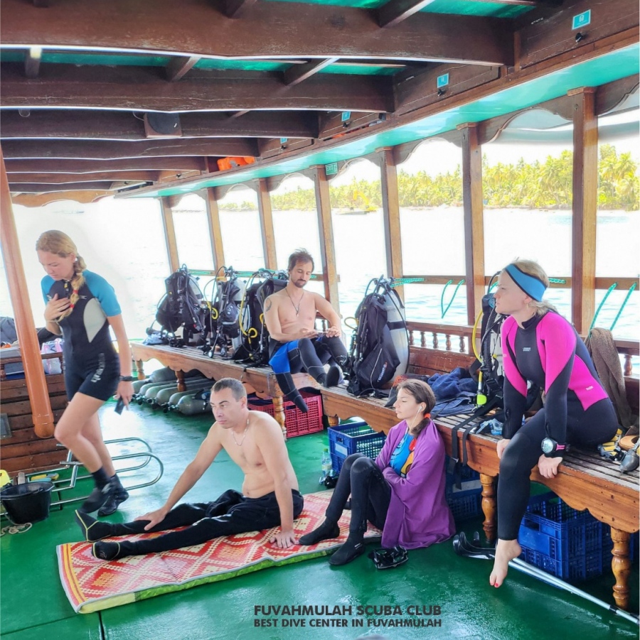 ހާއްސަ އެހީ އަށް ބޭނުންވާ ރަޝިއާގެ ޑައިވަރުން ފުވައްމުލަކަށް ކުރި ދަތުރުގައި ފީނާ ސަރަހައްދަށް ދިއުމަށް ދޯނީގައި -- ފޮޓޯ: ފުވައްމުލަކު ސްކޫބާ ކްލަބް