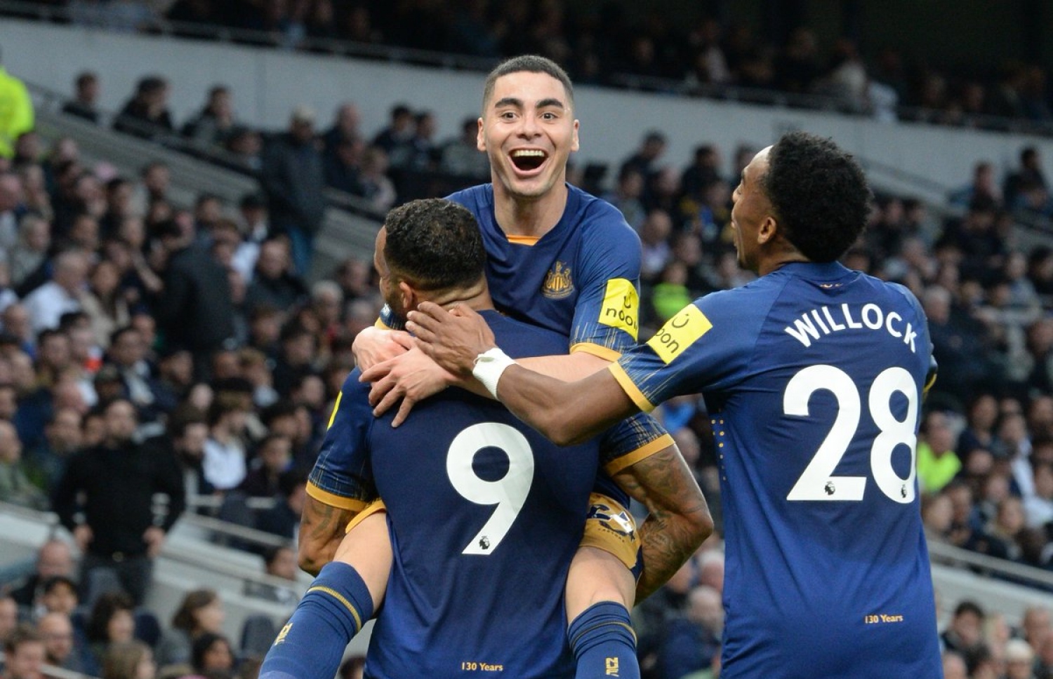 އަލްމިރޯން (މ)، ނިއުކާސަލްގެ ދެވަނަ ލަނޑު ޖެހުމަށް ފަހު އެޓީމުގެ ވިލޮކް (28) އާއި ފުރަތަމަ ލަނޑު ޖެހި ވިލްސަން (9) އާއެކު އުފާފާޅުކުރަނީ.--