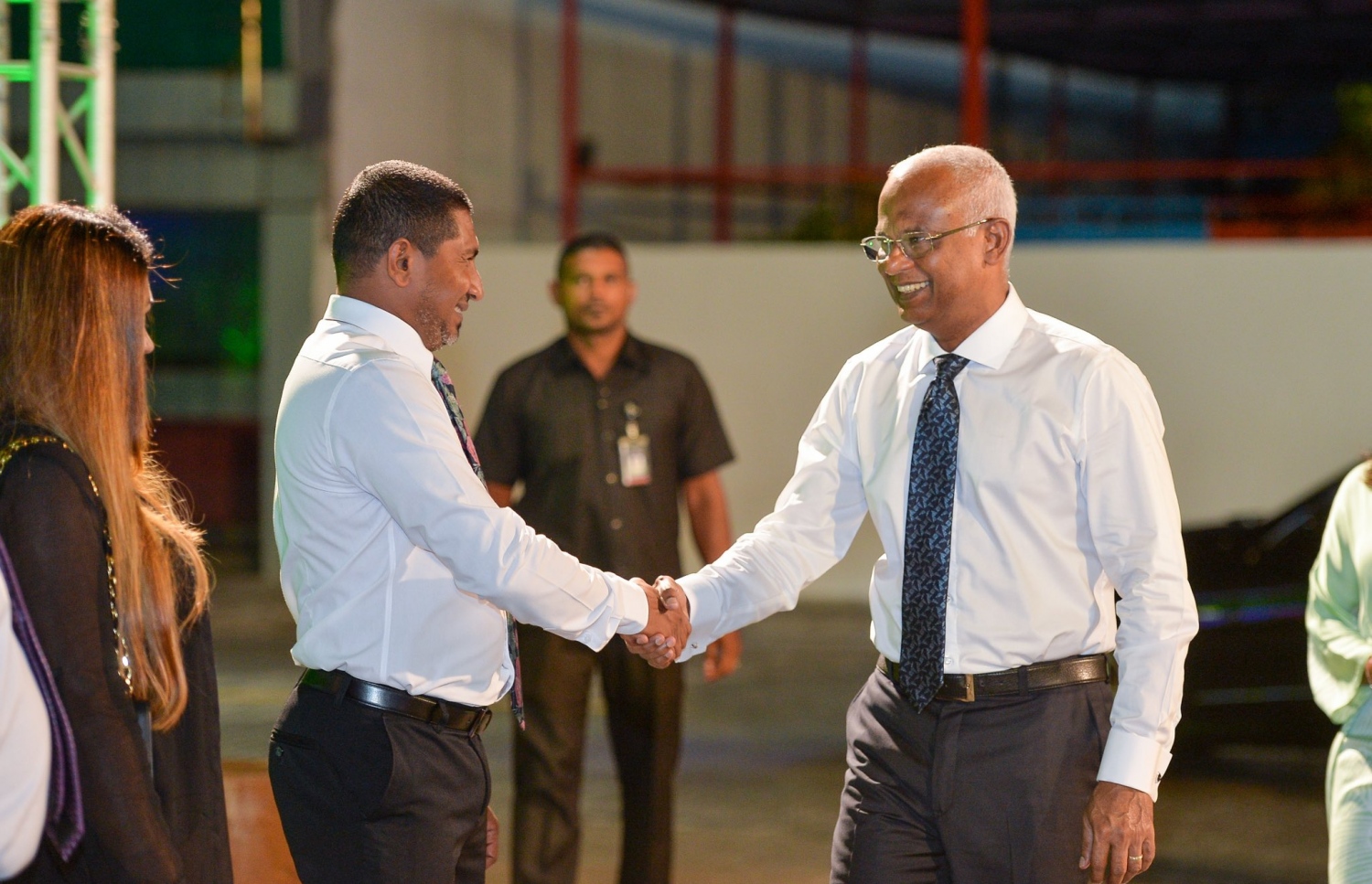 ޔޫތު އެވޯޑް 2022: ރައީސް އިބްރާހިމް މުހައްމަދު ސޯލިހު، ޔޫތު މިނިސްޓަރު އަހްމަދު މަހްލޫފުއާ ސަލާންކުރައްވަނީ -- ފޮޓޯ: ރައީސް އޮފީސް