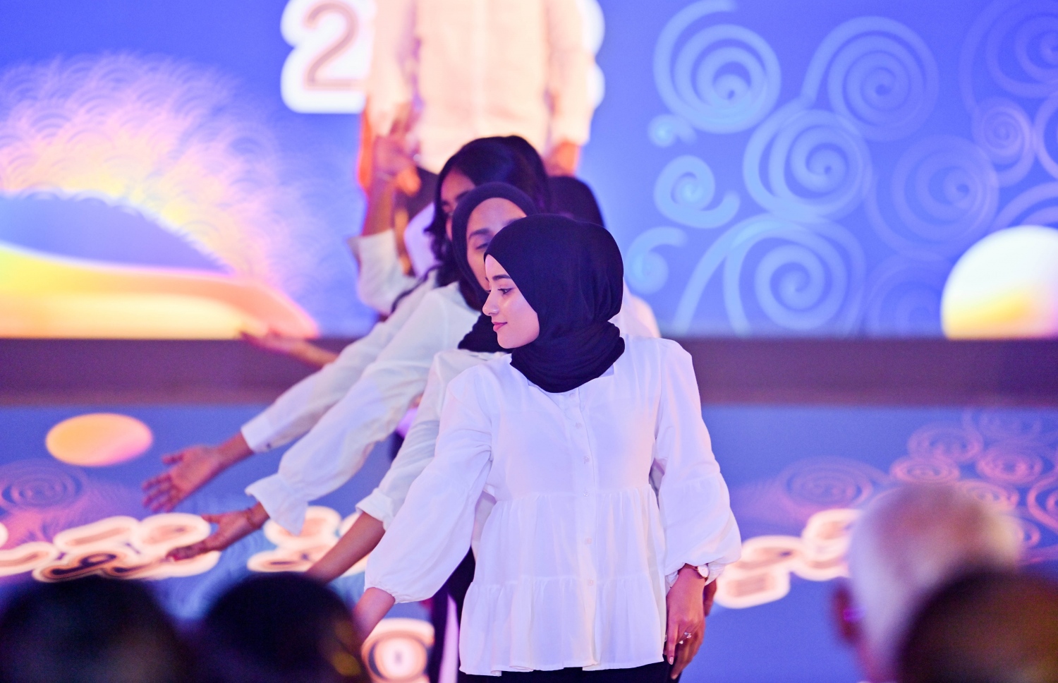 މި އަހަރުގެ "ޒުވާނުންގެ އެވޯޑް" ހަވާލު ކުރުމަށް ސޯޝަލް ސެންޓަރުގައި ބޭއްވި ހަފުލާގައި ޒުވާނުންތަކެއް ނަށަނީ.-- ފޮޓޯ: ރައީސް އޮފީސް