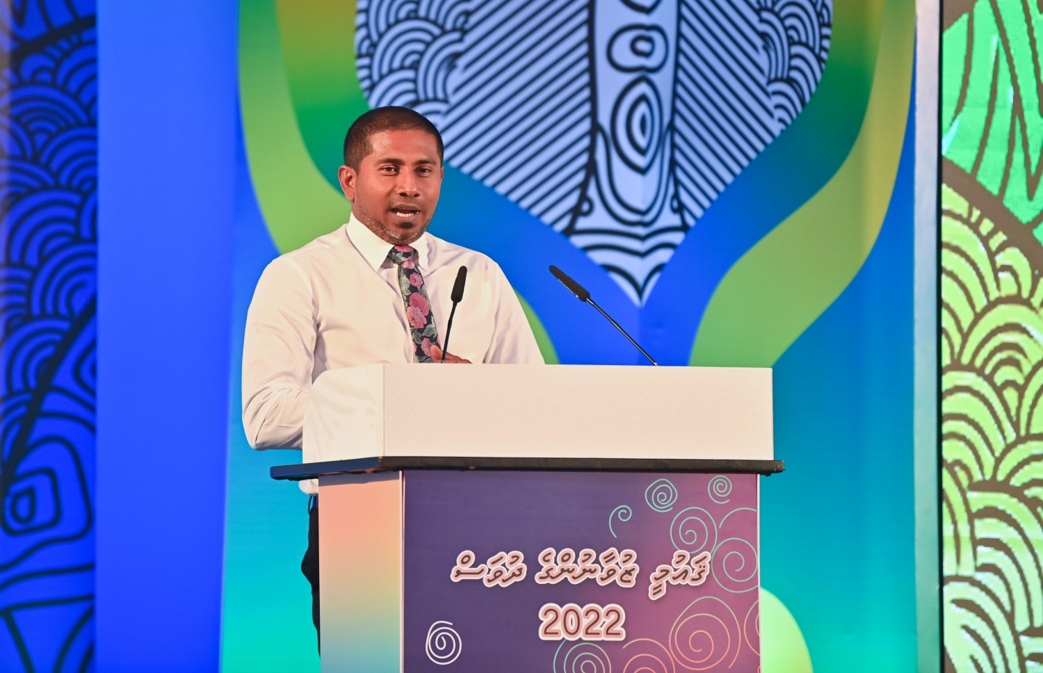 މި އަހަރުގެ "ޒުވާނުންގެ އެވޯޑް" ހަވާލު ކުރުމަށް ސޯޝަލް ސެންޓަރުގައި ބޭއްވި ހަފުލާގައި ޔޫތު މިނިސްޓަރު އަހުމަދު މަހުލޫފް ވާހަކަ ދައްކަވަނީ .-- ފޮޓޯ: ރައީސް އޮފީސް