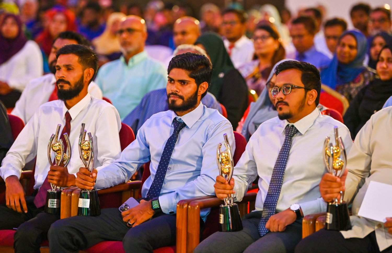 މި އަހަރުގެ "ޒުވާނުންގެ އެވޯޑް" ހަވާލު ކުރުމަށް ސޯޝަލް ސެންޓަރުގައި ބޭއްވި ހަފުލާގައި އެވޯޑު ލިބުނު ޒުވާނުން އެވޯޑާއެކު.-- ފޮޓޯ: ރައީސް އޮފީސް