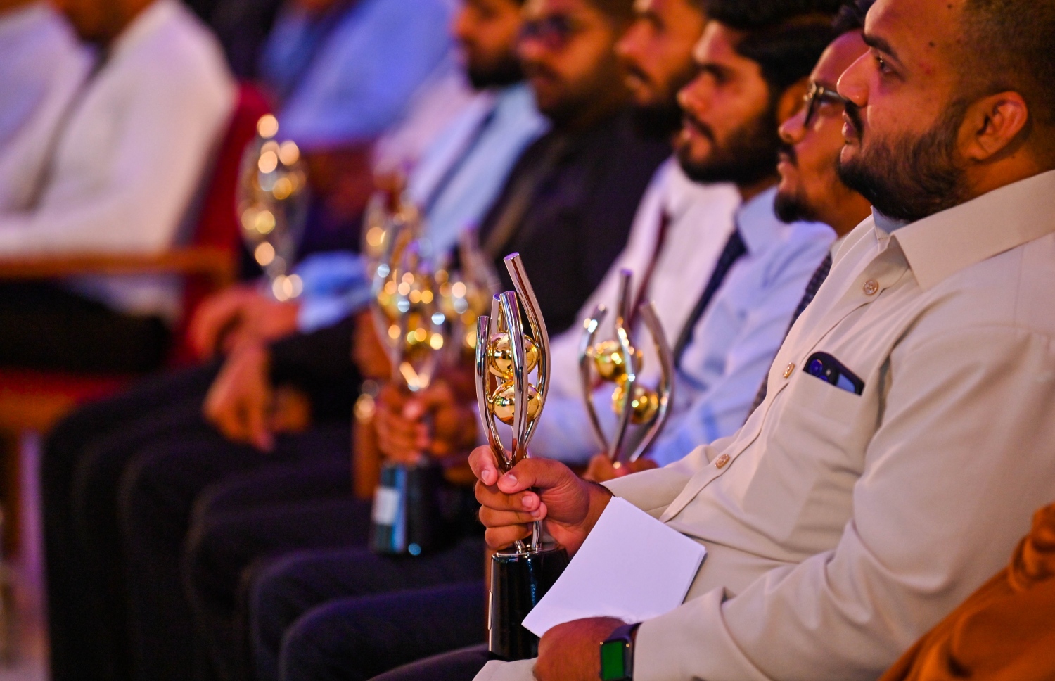 މި އަހަރުގެ "ޒުވާނުންގެ އެވޯޑް" ހަވާލު ކުރުމަށް ސޯޝަލް ސެންޓަރުގައި ބޭއްވި ހަފުލާގައި އެވޯޑު ލިބުނު ޒުވާނުން.-- ފޮޓޯ: ރައީސް އޮފީސް