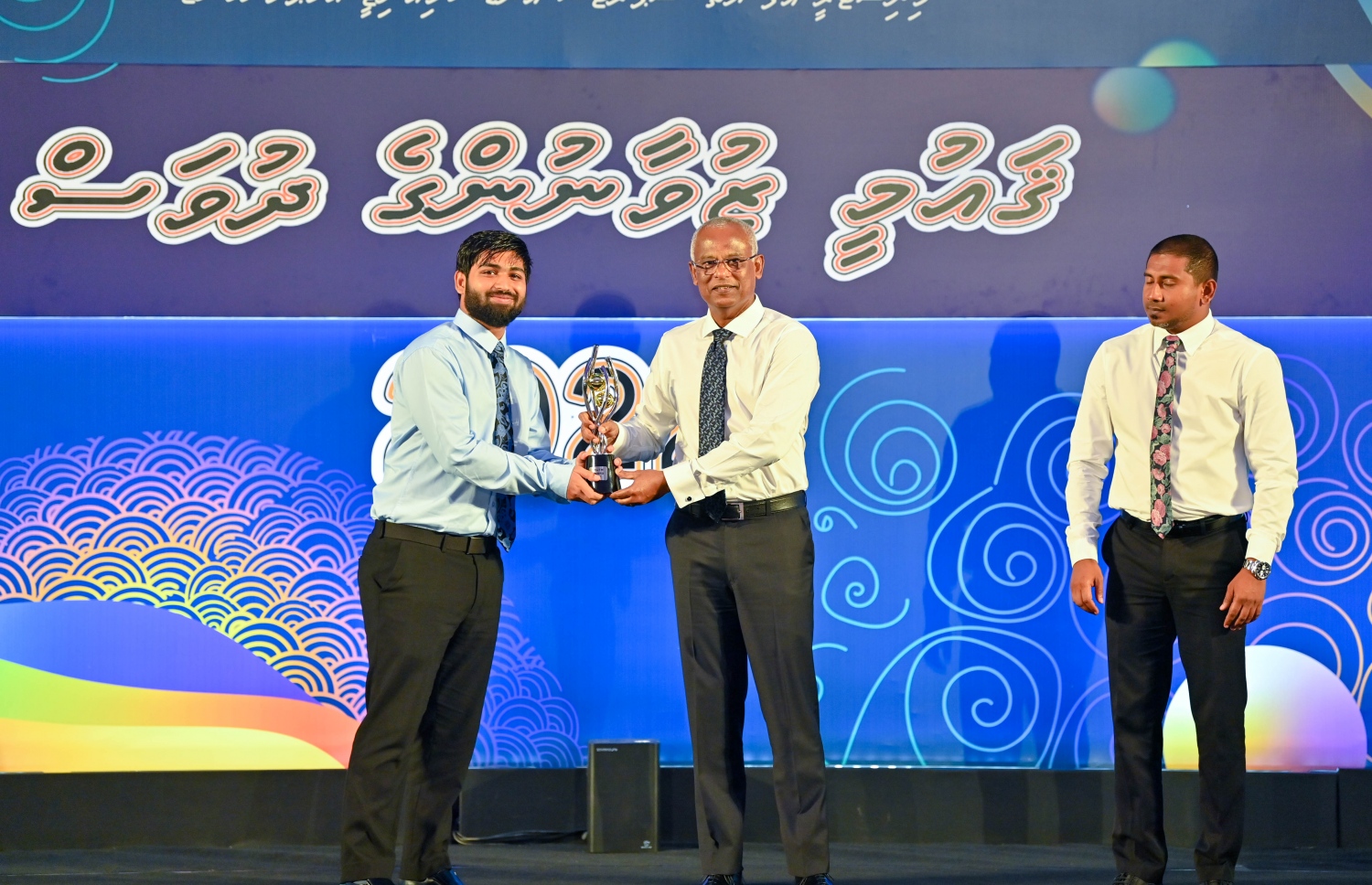 މި އަހަރުގެ "ޒުވާނުންގެ އެވޯޑް" ހަވާލު ކުރުމަށް ސޯޝަލް ސެންޓަރުގައި ބޭއްވި ހަފުލާގައި ރައީސް އިބްރާހިމް މުހައްމަދު ސޯލިހު، ޒުވާނުންގެ ބާރުވެރިކަން އިތުރު ކުރުމަށް މަސައްކަތް ކުރުމުން ދޭ އެވޯޑު ލިބުނު އަބްދުﷲ ޝަހުނީޒް އަށް އެވޯޑް ދެއްވަނީ.-- ފޮޓޯ: ރައީސް އޮފީސް