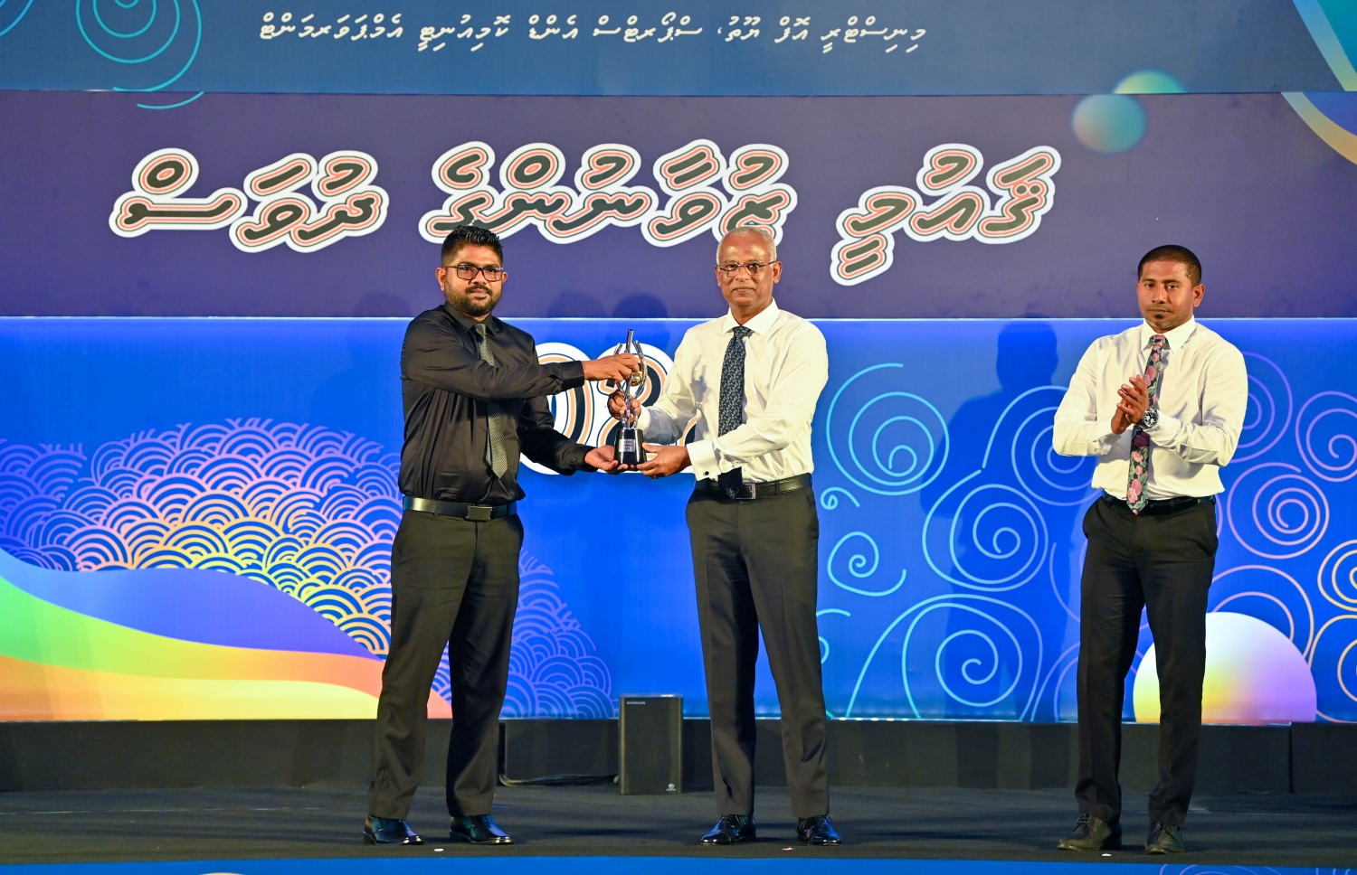 މި އަހަރުގެ "ޒުވާނުންގެ އެވޯޑް" ހަވާލު ކުރުމަށް ސޯޝަލް ސެންޓަރުގައި ބޭއްވި ހަފުލާގައި ރައީސް އިބްރާހިމް މުހައްމަދު ސޯލިހު، ނެޝަނަލް ޔޫތު ވޮލެންޓިއާ ޕްރޮގްރާމްގެ ތެރެއިން މިނިސްޓަ އޮފް ޔޫތު ސްޕޯޓްސް އެންޑް ކޮމިއުނިޓީ އިން ދޭ ހާއްސަ އެވޯޑު ލިބުނު އަހުމަދު އަހުނަފް ފިރާގަށް އެވޯޑް ދެއްވަނީ.-- ފޮޓޯ: ރައީސް އޮފީސް