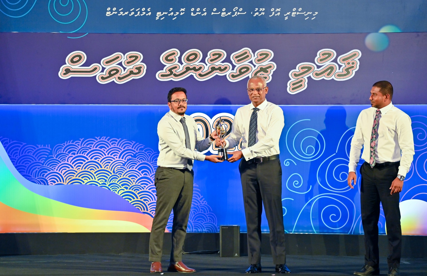 މި އަހަރުގެ "ޒުވާނުންގެ އެވޯޑް" ހަވާލު ކުރުމަށް ސޯޝަލް ސެންޓަރުގައި ބޭއްވި ހަފުލާގައި ރައީސް އިބްރާހިމް މުހައްމަދު ސޯލިހު، އާޓް-ފަންނުވެރި ޒުވާނާގެ ދާއިރާއިން އެވޯޑު ލިބުނު އަބްދުﷲ ޝަފީއު އަށް އެވޯޑް ދެއްވަނީ.-- ފޮޓޯ: ރައީސް އޮފީސް