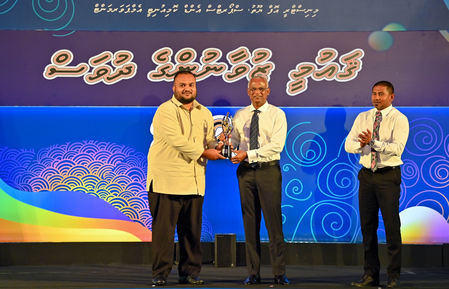 މި އަހަރުގެ "ޒުވާނުންގެ އެވޯޑް" ހަވާލު ކުރުމަށް ސޯޝަލް ސެންޓަރުގައި ބޭއްވި ހަފުލާގައި ރައީސް އިބްރާހިމް މުހައްމަދު ސޯލިހު، ދިވެހ ބަހާއި ސަގާފަތަށް ހިދުމަތ ކުރުމުގެ ދާއިރާއިން އެވޯޑު ލިބުނު އަލީ އަމީރް އަށް އެވޯޑް ދެއްވަނީ.-- ފޮޓޯ: ރައީސް އޮފީސް