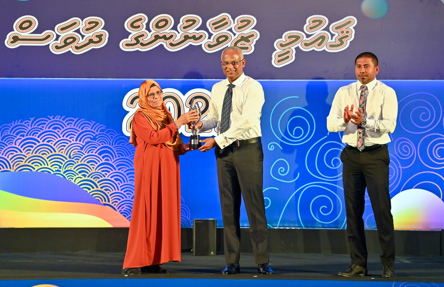 މި އަހަރުގެ "ޒުވާނުންގެ އެވޯޑް" ހަވާލު ކުރުމަށް ސޯޝަލް ސެންޓަރުގައި ބޭއްވި ހަފުލާގައި ރައީސް އިބްރާހިމް މުހައްމަދު ސޯލިހު، ދަރުމަވެރިކަމުގެ ދާއިރާއިން އެވޯޑު ލިބުނު ފިރާޝާ މުހައްމަދަށް އެވޯޑް ދެއްވަނީ.-- ފޮޓޯ: ރައީސް އޮފީސް