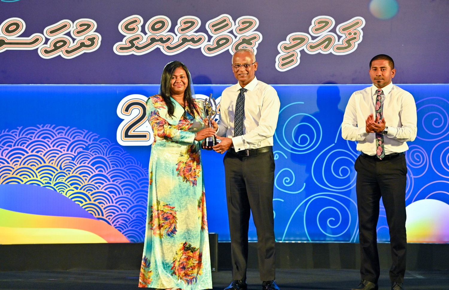 މި އަހަރުގެ "ޒުވާނުންގެ އެވޯޑް" ހަވާލު ކުރުމަށް ސޯޝަލް ސެންޓަރުގައި ބޭއްވި ހަފުލާގައި ރައީސް އިބްރާހިމް މުހައްމަދު ސޯލިހު، ކުޅިވަރަށް ހިދުމަތް ކުރުމުގެ ދާއިރާއިން އެވޯޑު ލިބުނު ނީޝާ ހަލީމް އަށް އެވޯޑް ދެއްވަނީ.-- ފޮޓޯ: ރައީސް އޮފީސް