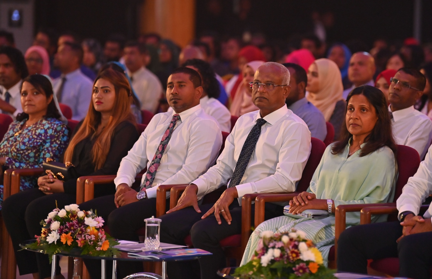 މި އަހަރުގެ "ޒުވާނުންގެ އެވޯޑް" ހަވާލު ކުރުމަށް ސޯޝަލް ސެންޓަރުގައި ބޭއްވި ހަފުލާގައި ރައީސް އިބްރާހިމް މުހައްމަދު ސޯލިހު(ކ-2)، ޔޫތު މިނިސްޓަރު އަހުމަދު މަހުލޫފް(ކ-3) އަދި ފަސްޓް ލޭޑީ ފަޒްނާ އަހުމަދު(ކ) ބައިވެރިވެ ވަޑައިގަންނަވަނީ.-- ފޮޓޯ: ރައީސް އޮފީސް