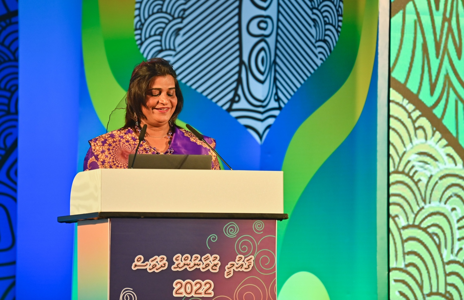 މި އަހަރުގެ "ޒުވާނުންގެ އެވޯޑް" ހަވާލު ކުރުމަށް ސޯޝަލް ސެންޓަރުގައި ބޭއްވި ހަފުލާގައި ގައުމީ ޔުނިވަސިޓީގެ ޑެޕިއުޓީ ޗާންސެލަރު ޑރ. ޝޭހެނާޒް އާދަމް ވާހަކަ ދައްކަވަނީ.-- ފޮޓޯ: ރައީސް އޮފީސް