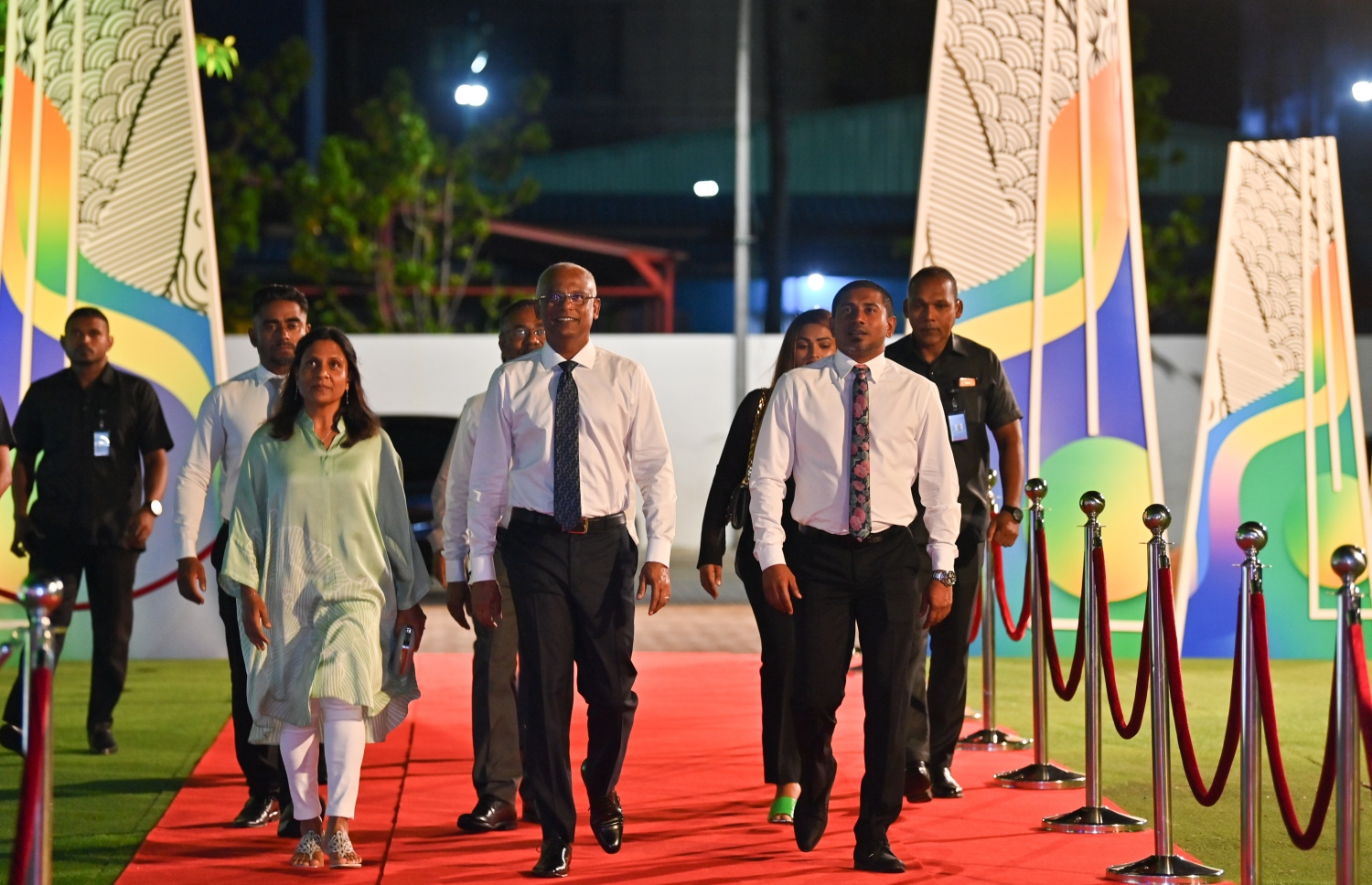 މި އަހަރުގެ "ޒުވާނުންގެ އެވޯޑް" ހަވާލު ކުރުމަށް ސޯޝަލް ސެންޓަރުގައި ބޭއްވި ހަފުލާގައި ބައިވެރިވެ ވަޑައިގަތުމަށް ރައީސް އިބްރާހިމް މުހައްމަދު ސޯލިހު(މ)، ޔޫތު މިނިސްޓަރު މަހުލޫފް(ކ) އަދި ފަސްޓް ލޭޑީ ފަޒްނާ އަހުމަދު ވަޑައިގަންނަވަނީ.-- ފޮޓޯ: ރައީސް އޮފީސް