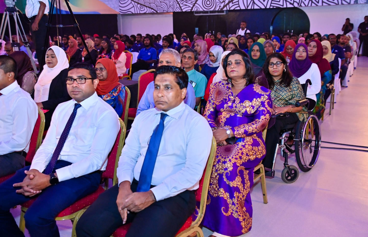 މި އަހަރުގެ "ޒުވާނުންގެ އެވޯޑް" ހަވާލު ކުރުމަށް ސޯޝަލް ސެންޓަރުގައި ބޭއްވި ހަފުލާގައި އެކި ކުންފުނިތަކުގެ ޒުވާނުންނާއި، ސަރުކާރުގެ ބައެއް އިސްވެރިން ބައިވެރިވަނީ.-- ފޮޓޯ: ރައީސް އޮފީސް