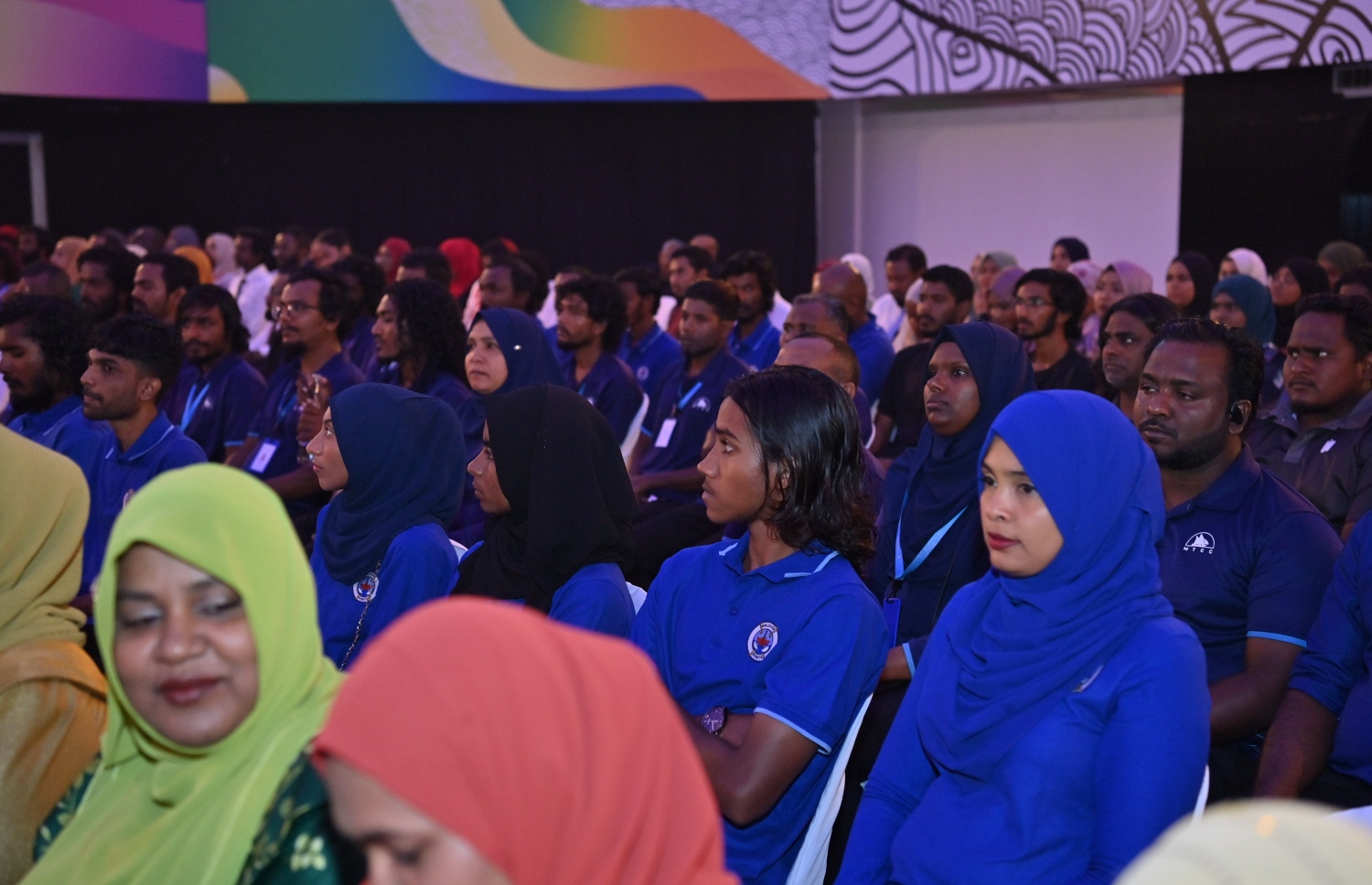 މި އަހަރުގެ "ޒުވާނުންގެ އެވޯޑް" ހަވާލު ކުރުމަށް ސޯޝަލް ސެންޓަރުގައި ބޭއްވި ހަފުލާގައި އެކި ކުންފުނިތަކުގެ ޒުވާނުން ބައިވެރިވަނީ.-- ފޮޓޯ: ރައީސް އޮފީސް