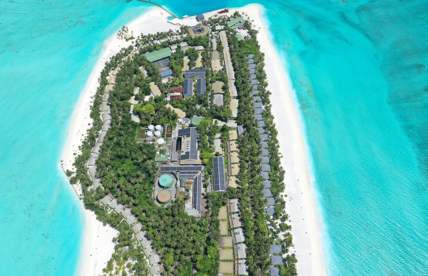 ސަން އައިލެންޑު ރިސޯޓު. އެ ރިސޯޓުގައި ގިނަ އަދަދެއްގެ ސޯލާ ޕެނަލް ވަނީ އިންސްޓޯލު ކޮށްފަ. -- ފޮޓޯ: ވިލާ ހޮޓެލްސް އެންޑް ރިސޯޓްސް