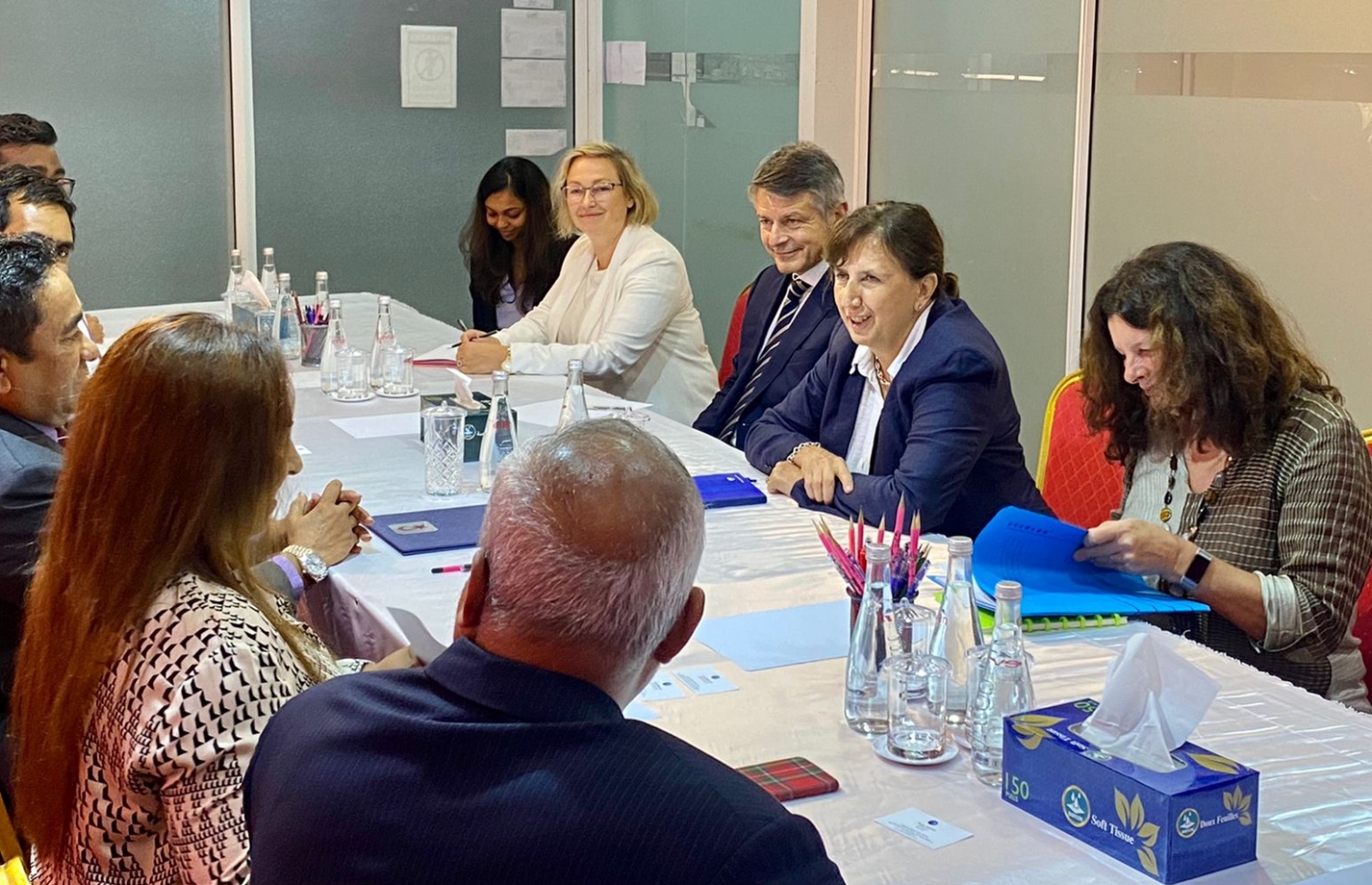 ކުރީގެ ރައީސް ޔާމީނާއި އިދިކޮޅު ކޯލިޝަންގެ އިސްވެރިންނާއެކު ބޭއްވި ބައްދަލުވުމުގައި، އީޔޫގެ ވަފްދުން ބައިވެރިވެވަޑައިގެންނެވި ބައެއް ބޭފުޅުން.-- ފޮޓޯ: ޕީޕީއެމް