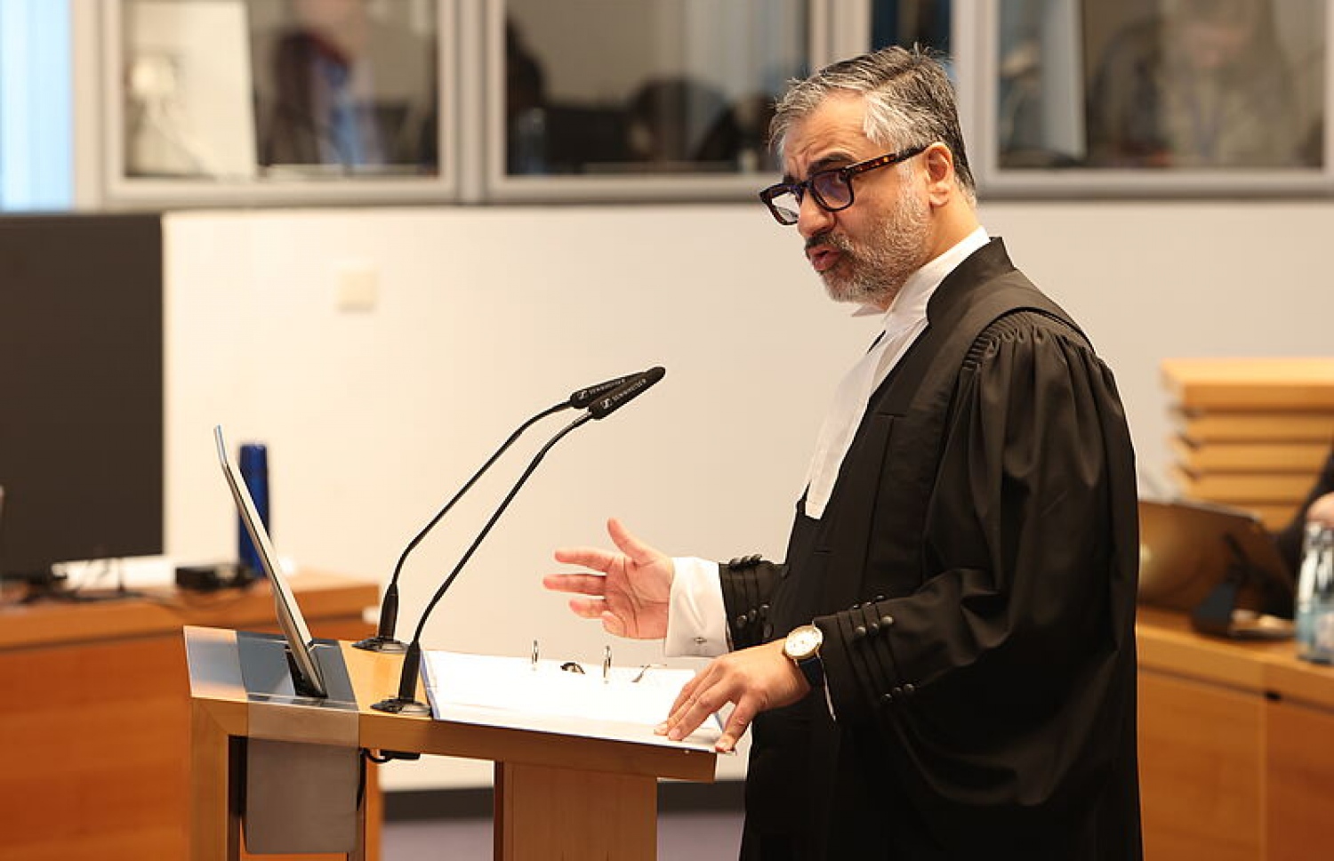 އިންޓަނޭޝަނަލް ޓްރައިބިއުނަލް ފޯ ދަ ލޯ އޮފް ދަ ސީ (އިޓްލޮސް) ގައި ރާއްޖެ ތަމްސީލްކުރާ ޓީމުގެ ވެރިޔާ ޕްރޮފެސަރު ޕަޔަމް އަޚަވަން ރާއްޖޭގެ ދިފާއުގައި ވާހަކަ ދައްކަވަނީ.